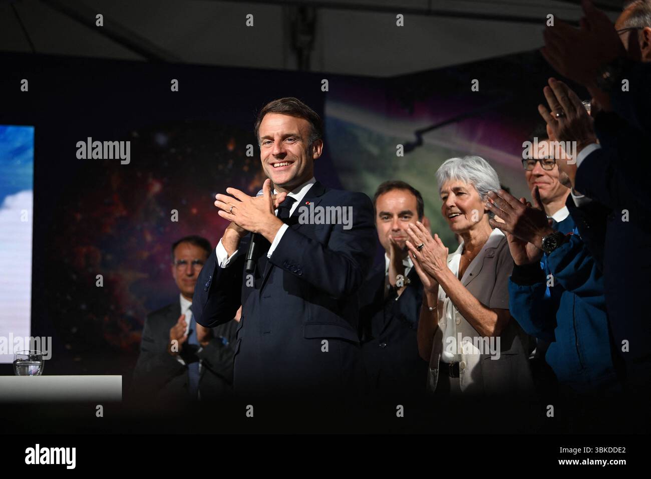 Le Bourget, Francia. 20 giugno 2025. Il 20 giugno 2025, il presidente Emmanuel Macron ha partecipato alla 55a edizione dell'International Paris Air Show (Salon International de l'a?'ronautique et de l'espace - SIAE) tenutasi presso l'aeroporto Paris-le Bourget, a nord di Parigi. All'arrivo, entra nel padiglione Paris Space Hub, visita lo stand Eutelsat e si connette dal vivo con l'astronauta Sophie Adenot di Houston. La visita si conclude con un discorso tenuto dal Presidente ai professionisti del settore aerospaziale e ai leader del settore. Photoby Jeanne Accorsini/Pool/ABACAPRESS.COM credito: Abaca Press/Alamy Live News Foto Stock