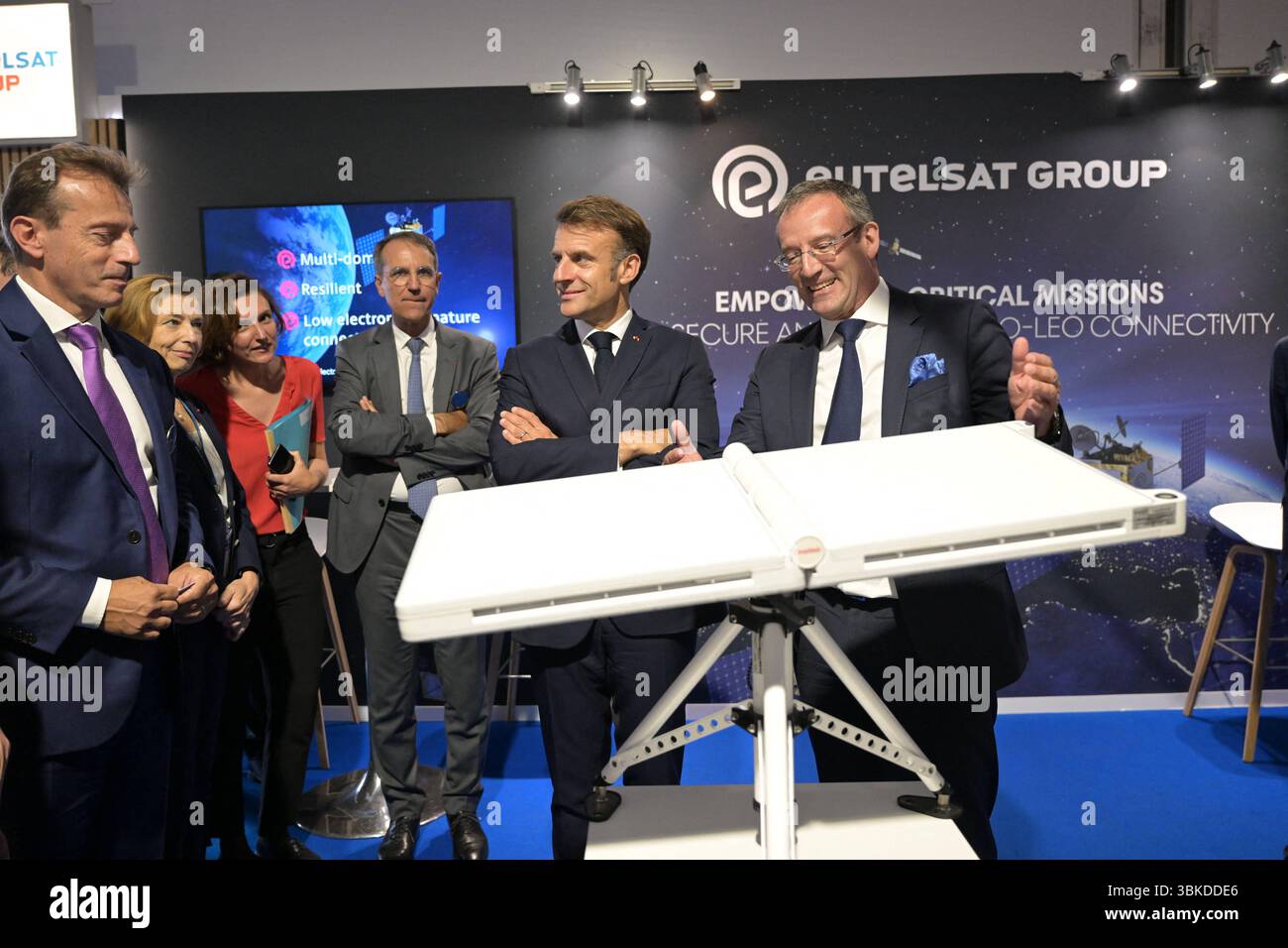 Le Bourget, Francia. 20 giugno 2025. Il 20 giugno 2025, il presidente Emmanuel Macron ha partecipato alla 55a edizione dell'International Paris Air Show (Salon International de l'a?'ronautique et de l'espace - SIAE) tenutasi presso l'aeroporto Paris-le Bourget, a nord di Parigi. All'arrivo, entra nel padiglione Paris Space Hub, visita lo stand Eutelsat e si connette dal vivo con l'astronauta Sophie Adenot di Houston. La visita si conclude con un discorso tenuto dal Presidente ai professionisti del settore aerospaziale e ai leader del settore. Photoby Jeanne Accorsini/Pool/ABACAPRESS.COM credito: Abaca Press/Alamy Live News Foto Stock