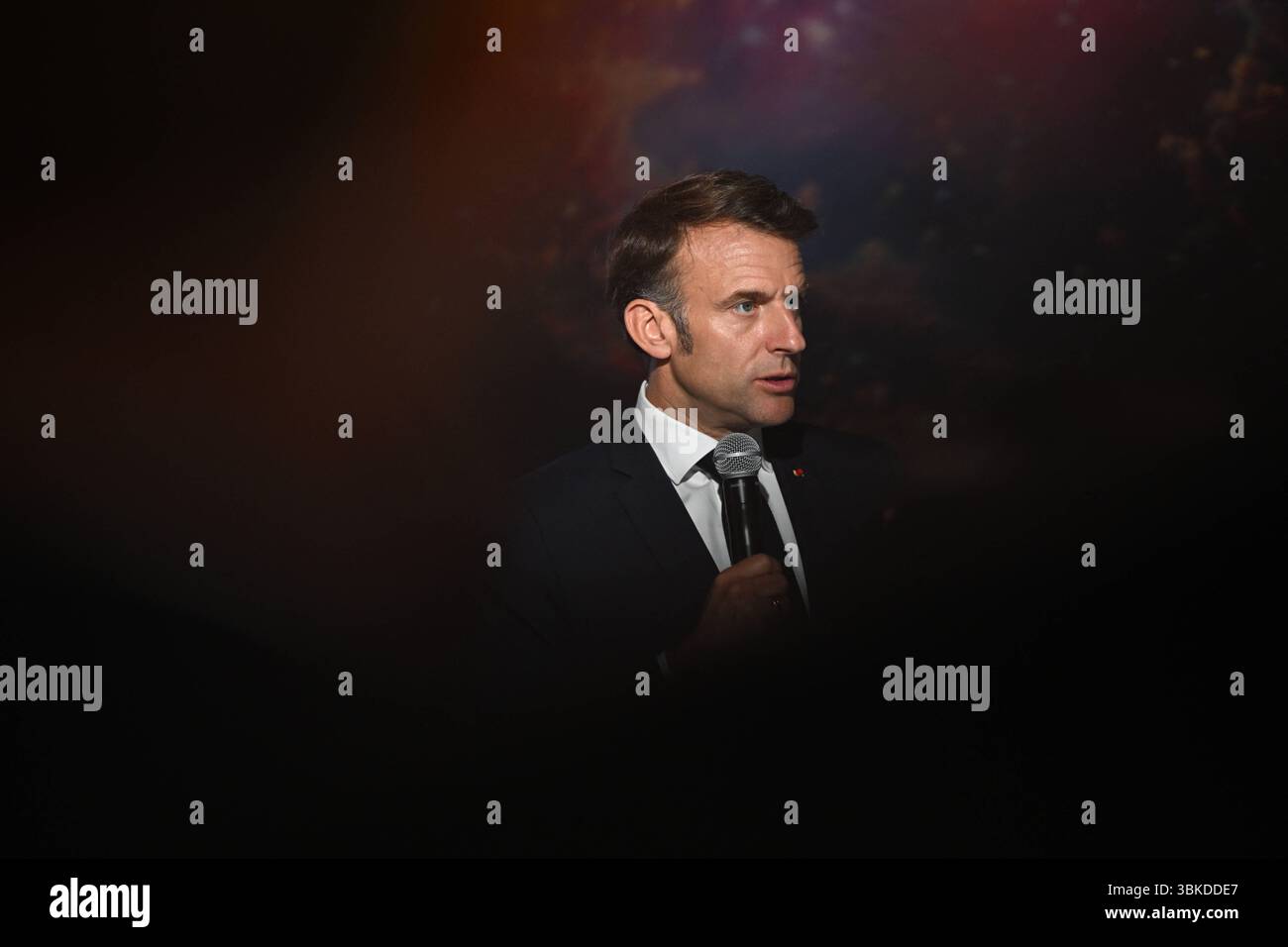 Le Bourget, Francia. 20 giugno 2025. Il 20 giugno 2025, il presidente Emmanuel Macron ha partecipato alla 55a edizione dell'International Paris Air Show (Salon International de l'a?'ronautique et de l'espace - SIAE) tenutasi presso l'aeroporto Paris-le Bourget, a nord di Parigi. All'arrivo, entra nel padiglione Paris Space Hub, visita lo stand Eutelsat e si connette dal vivo con l'astronauta Sophie Adenot di Houston. La visita si conclude con un discorso tenuto dal Presidente ai professionisti del settore aerospaziale e ai leader del settore. Photoby Jeanne Accorsini/Pool/ABACAPRESS.COM credito: Abaca Press/Alamy Live News Foto Stock