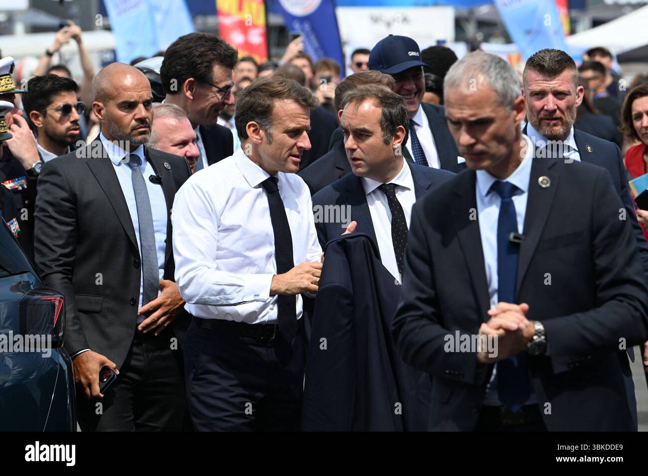 Le Bourget, Francia. 20 giugno 2025. Il Presidente francese Emmanuel Macron, accolto dal Ministro delle forze Armate S?'bastien Lecornu, durante la sua visita alla 55a edizione dell'International Paris Air Show (Salon International de l'a?'ronautique et de l'espace - SIAE), tenutasi presso l'aeroporto Paris-le Bourget, a nord di Parigi, il 20 giugno 2025.//01ACCORSINIJEANNE accorsini282/Credit:JEANNE ACCORSINIJEACCOACCORSINI282/Credit: Alabsini282/2506201308 Foto Stock