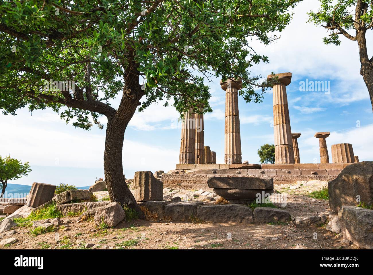 Enormi colonne doriche del Tempio di Atena ad Assos, Turchia, si innalzano sopra antiche fondamenta di pietra sulla costa Egea Foto Stock