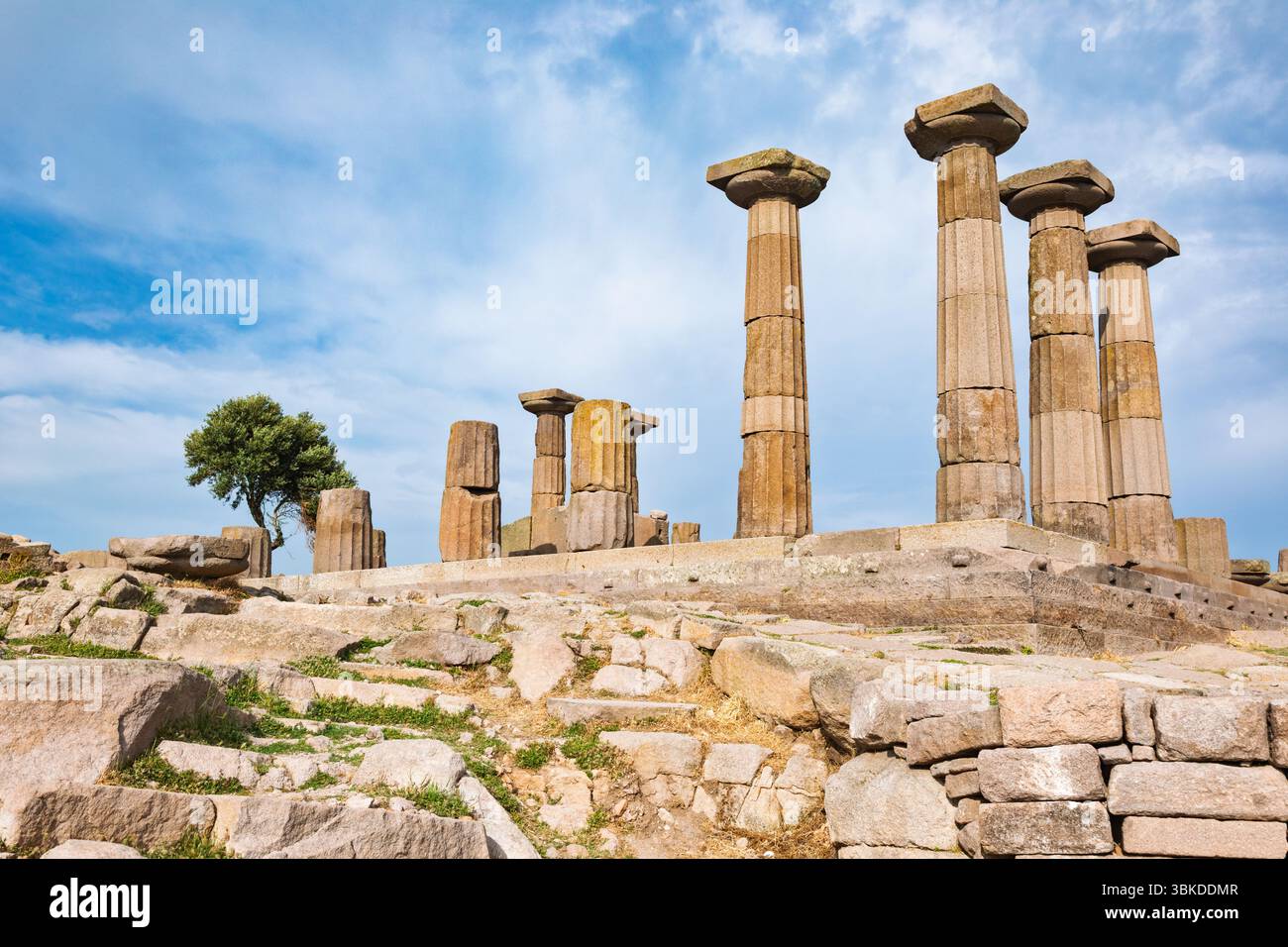 Enormi colonne doriche del Tempio di Atena ad Assos, Turchia, si innalzano sopra antiche fondamenta di pietra sulla costa Egea Foto Stock