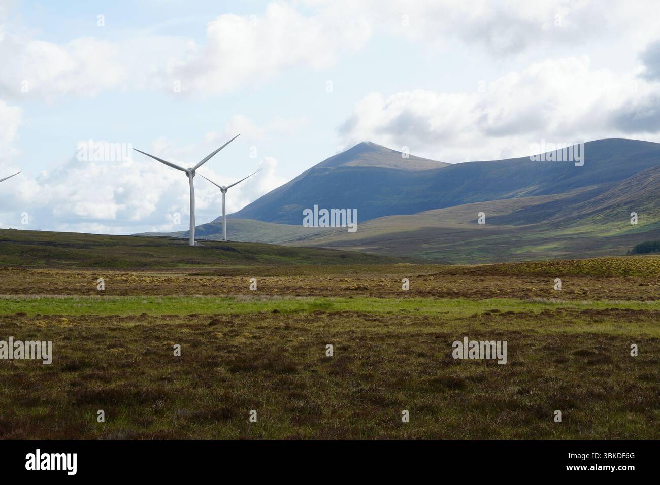 Creag Riabhach 22 parco eolico a turbina, tra Altanaharra e Lairg, Sutherland, con Munro Ben Klibreck in lontananza, Scozia settentrionale Foto Stock Creag Riabhach 22 parco eolico a turbina, tra Altanaharra e Lairg, Sutherland, con Munro Ben Klibreck in lontananza, Scozia settentrionale Foto Stock