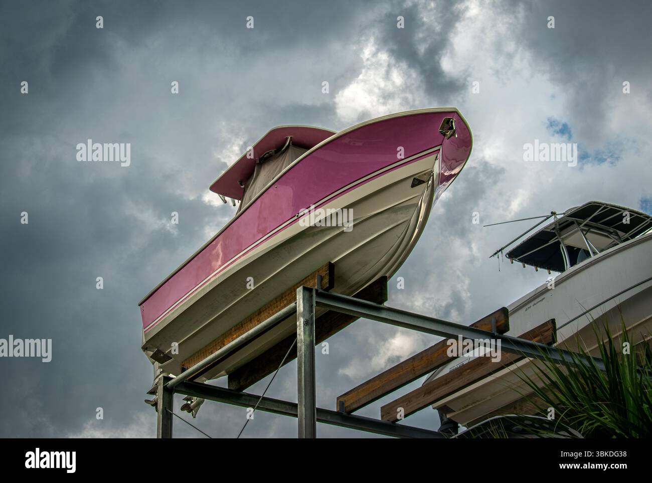 barca rivestita di rosa in attesa di essere messa in acqua Foto Stock