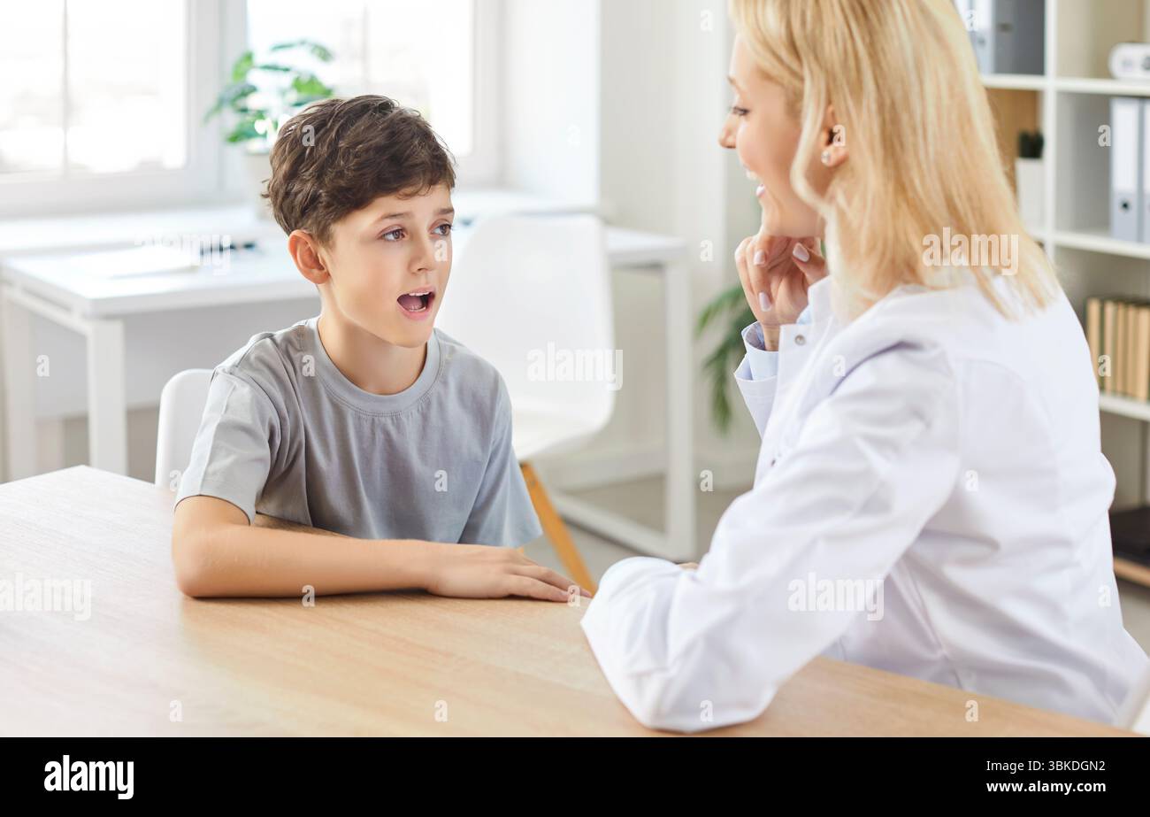 Logopedista che conduce un esercizio di sviluppo linguistico con il bambino Foto Stock