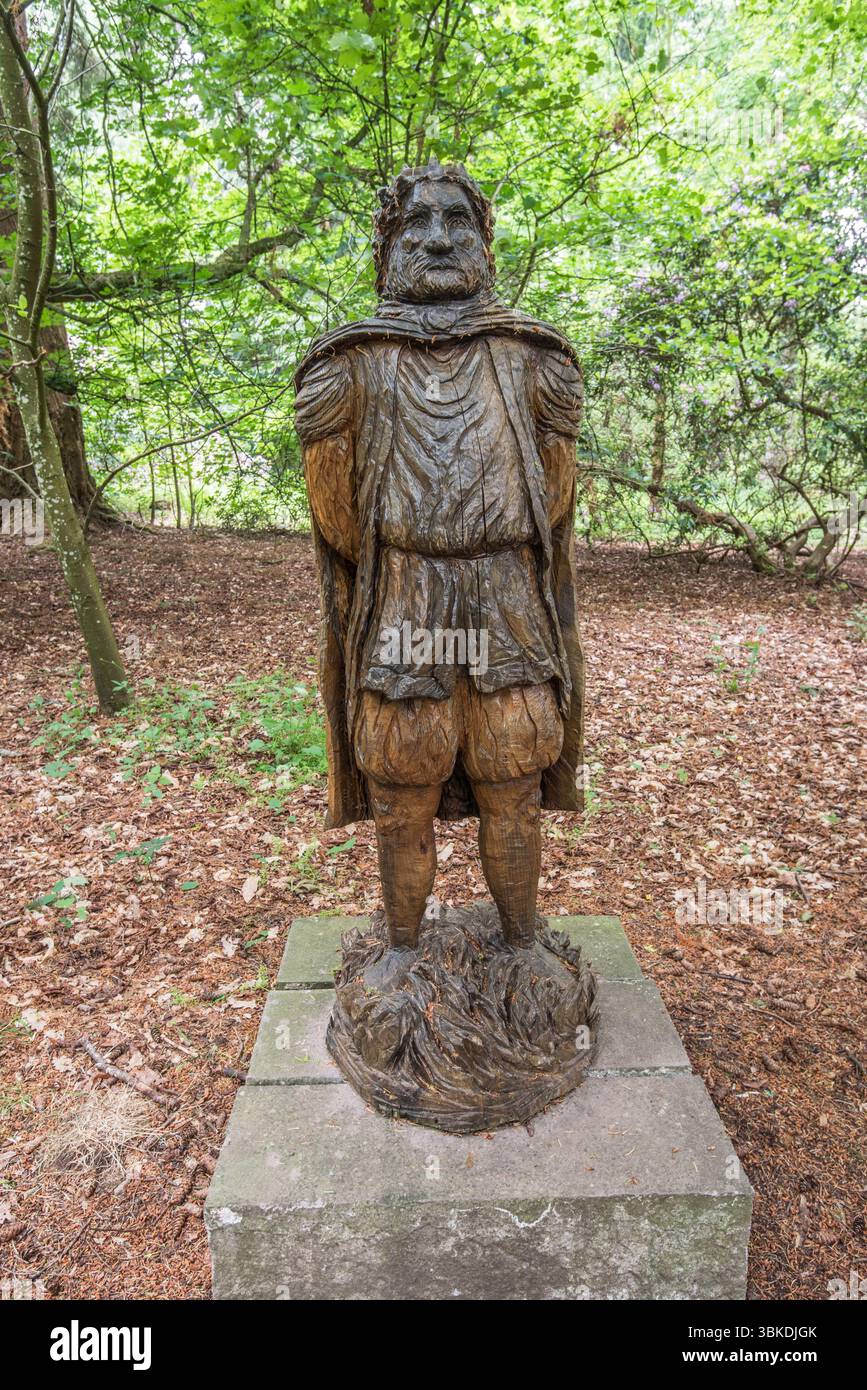 Una scultura in legno di Macduth tratta dall'opera di Shakespeare Macbeth, e fa parte del "circuito del Macbeth" al Castello di Glamis in Scozia. Foto Stock