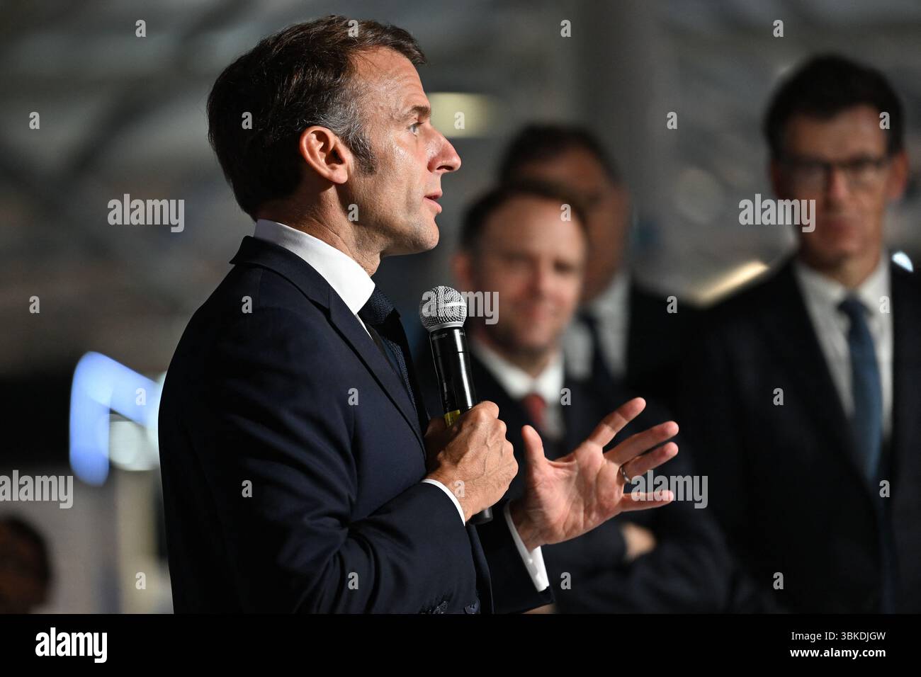 Il presidente Emmanuel Macron ha partecipato alla 55a edizione dell'International Paris Air Show (Salon International de l'aéronautique et de l'espace - SIAE) tenutasi presso l'aeroporto Paris-le Bourget, a nord di Parigi. All'arrivo, entra nel padiglione Paris Space Hub, visita lo stand Eutelsat e si connette dal vivo con l'astronauta Sophie Adenot di Houston. La visita si conclude con un discorso tenuto dal Presidente ai professionisti del settore aerospaziale e ai leader del settore. Le Bourget, Francia, il 20 giugno 2025. Foto di Jeanne Accorsini/Pool/ABACAPRESS.COM Foto Stock