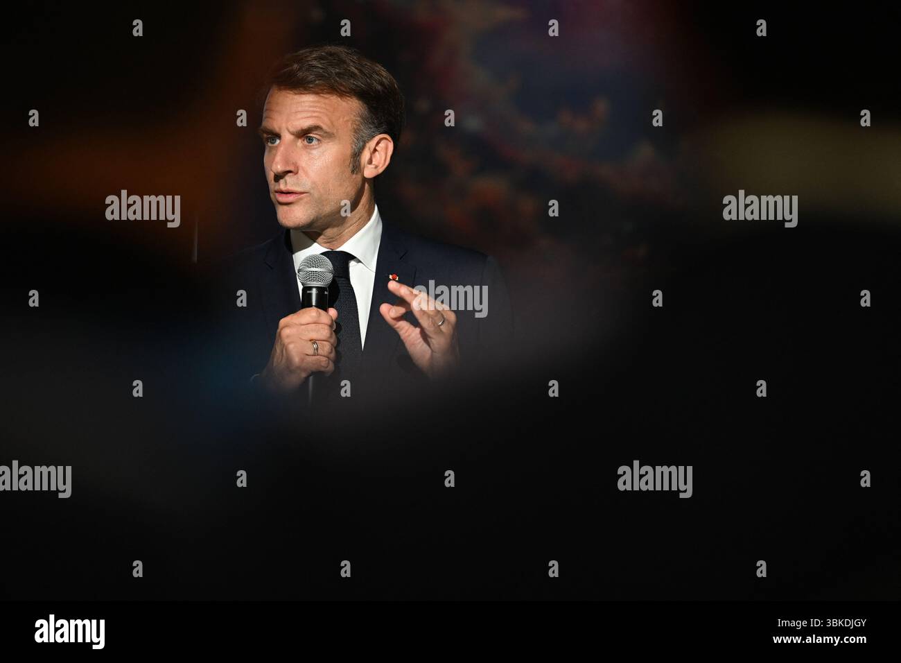 Il presidente Emmanuel Macron ha partecipato alla 55a edizione dell'International Paris Air Show (Salon International de l'aéronautique et de l'espace - SIAE) tenutasi presso l'aeroporto Paris-le Bourget, a nord di Parigi. All'arrivo, entra nel padiglione Paris Space Hub, visita lo stand Eutelsat e si connette dal vivo con l'astronauta Sophie Adenot di Houston. La visita si conclude con un discorso tenuto dal Presidente ai professionisti del settore aerospaziale e ai leader del settore. Le Bourget, Francia, il 20 giugno 2025. Foto di Jeanne Accorsini/Pool/ABACAPRESS.COM Foto Stock