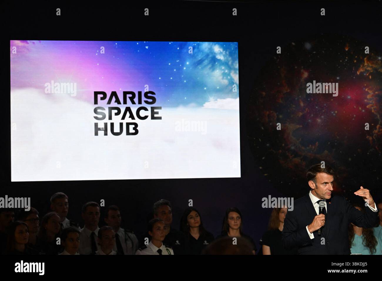 Il presidente Emmanuel Macron ha partecipato alla 55a edizione dell'International Paris Air Show (Salon International de l'aéronautique et de l'espace - SIAE) tenutasi presso l'aeroporto Paris-le Bourget, a nord di Parigi. All'arrivo, entra nel padiglione Paris Space Hub, visita lo stand Eutelsat e si connette dal vivo con l'astronauta Sophie Adenot di Houston. La visita si conclude con un discorso tenuto dal Presidente ai professionisti del settore aerospaziale e ai leader del settore. Le Bourget, Francia, il 20 giugno 2025. Foto di Jeanne Accorsini/Pool/ABACAPRESS.COM Foto Stock