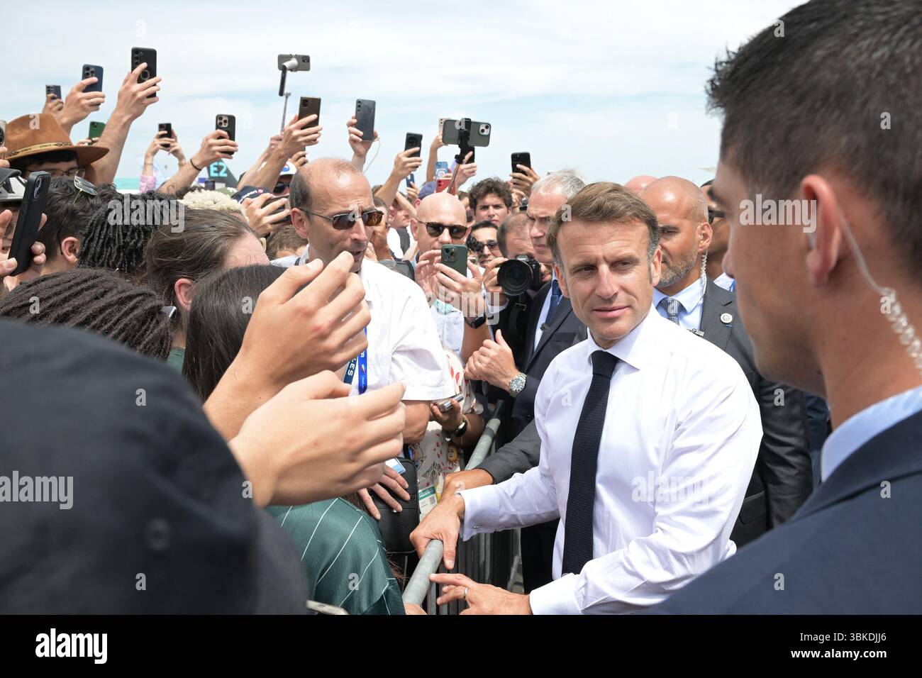 Il presidente Emmanuel Macron ha partecipato alla 55a edizione dell'International Paris Air Show (Salon International de l'aéronautique et de l'espace - SIAE) tenutasi presso l'aeroporto Paris-le Bourget, a nord di Parigi. Dopo aver visitato il padiglione dello Space Hub di Parigi, il presidente si è preso del tempo per salutare la folla. Ha poi visitato la tribuna Eutelsat e ha collegato dal vivo con l'astronauta Sophie Adenot di Houston. La visita si è conclusa con un discorso tenuto ai professionisti del settore aerospaziale e ai leader del settore. Le Bourget, Francia, il 20 giugno 2025. Foto di Jeanne Accorsini/Pool/ABACAPRESS.COM Foto Stock
