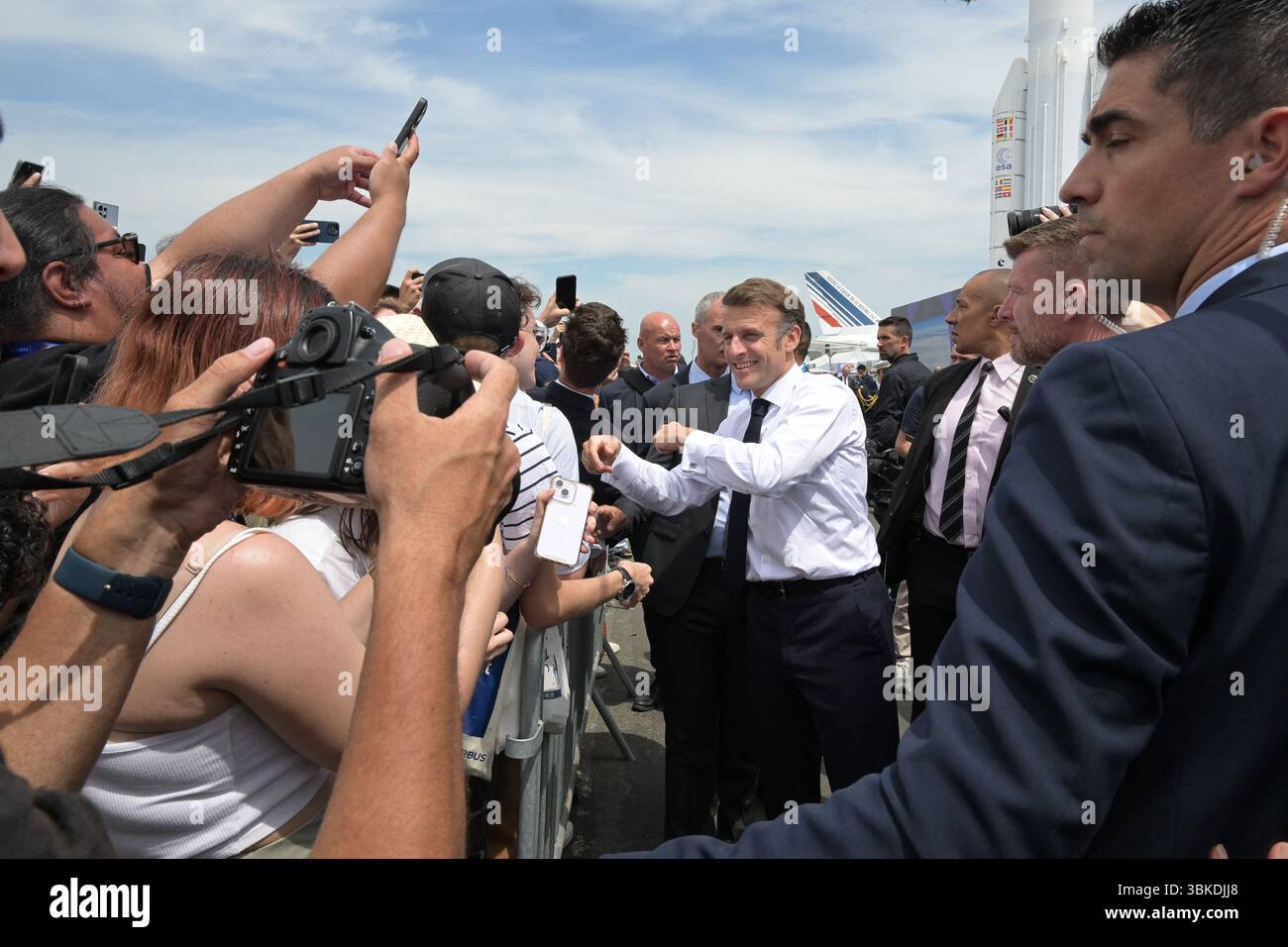 Il presidente Emmanuel Macron ha partecipato alla 55a edizione dell'International Paris Air Show (Salon International de l'aéronautique et de l'espace - SIAE) tenutasi presso l'aeroporto Paris-le Bourget, a nord di Parigi. Dopo aver visitato il padiglione dello Space Hub di Parigi, il presidente si è preso del tempo per salutare la folla. Ha poi visitato la tribuna Eutelsat e ha collegato dal vivo con l'astronauta Sophie Adenot di Houston. La visita si è conclusa con un discorso tenuto ai professionisti del settore aerospaziale e ai leader del settore. Le Bourget, Francia, il 20 giugno 2025. Foto di Jeanne Accorsini/Pool/ABACAPRESS.COM Foto Stock