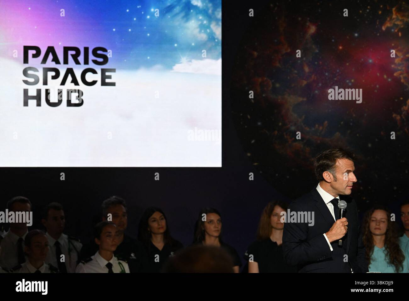 Il presidente Emmanuel Macron ha partecipato alla 55a edizione dell'International Paris Air Show (Salon International de l'aéronautique et de l'espace - SIAE) tenutasi presso l'aeroporto Paris-le Bourget, a nord di Parigi. All'arrivo, entra nel padiglione Paris Space Hub, visita lo stand Eutelsat e si connette dal vivo con l'astronauta Sophie Adenot di Houston. La visita si conclude con un discorso tenuto dal Presidente ai professionisti del settore aerospaziale e ai leader del settore. Le Bourget, Francia, il 20 giugno 2025. Foto di Jeanne Accorsini/Pool/ABACAPRESS.COM Foto Stock