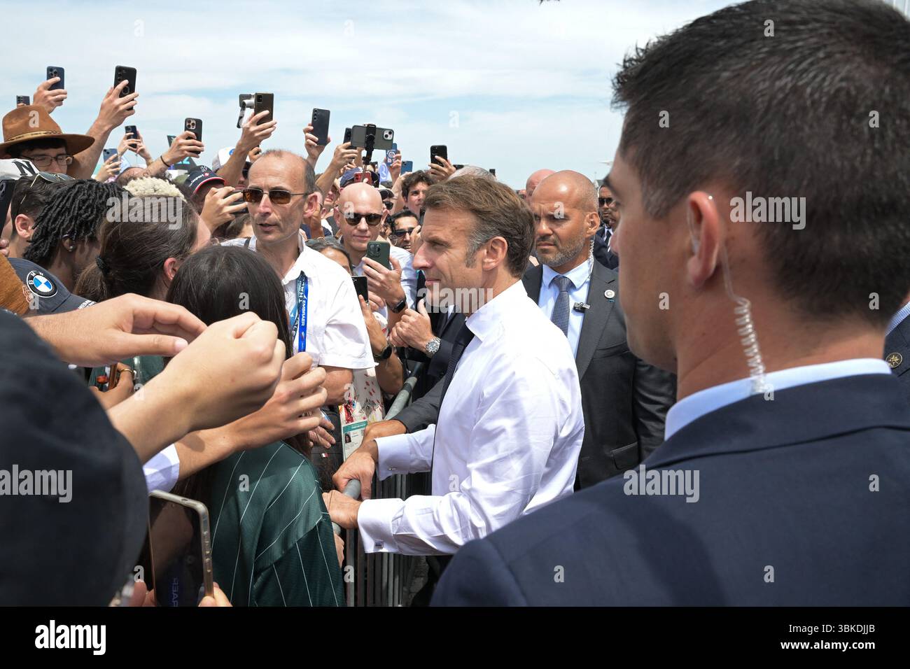 Il presidente Emmanuel Macron ha partecipato alla 55a edizione dell'International Paris Air Show (Salon International de l'aéronautique et de l'espace - SIAE) tenutasi presso l'aeroporto Paris-le Bourget, a nord di Parigi. Dopo aver visitato il padiglione dello Space Hub di Parigi, il presidente si è preso del tempo per salutare la folla. Ha poi visitato la tribuna Eutelsat e ha collegato dal vivo con l'astronauta Sophie Adenot di Houston. La visita si è conclusa con un discorso tenuto ai professionisti del settore aerospaziale e ai leader del settore. Le Bourget, Francia, il 20 giugno 2025. Foto di Jeanne Accorsini/Pool/ABACAPRESS.COM Foto Stock