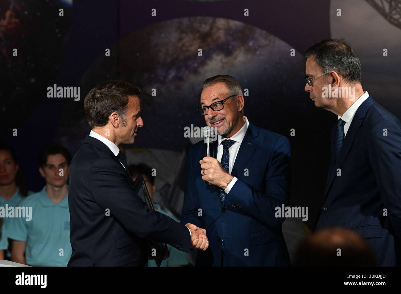 Il presidente Emmanuel Macron ha partecipato alla 55a edizione dell'International Paris Air Show (Salon International de l'aéronautique et de l'espace - SIAE) tenutasi presso l'aeroporto Paris-le Bourget, a nord di Parigi. All'arrivo, entra nel padiglione Paris Space Hub, visita lo stand Eutelsat e si connette dal vivo con l'astronauta Sophie Adenot di Houston. La visita si conclude con un discorso tenuto dal Presidente ai professionisti del settore aerospaziale e ai leader del settore. Le Bourget, Francia, il 20 giugno 2025. Foto di Jeanne Accorsini/Pool/ABACAPRESS.COM Foto Stock