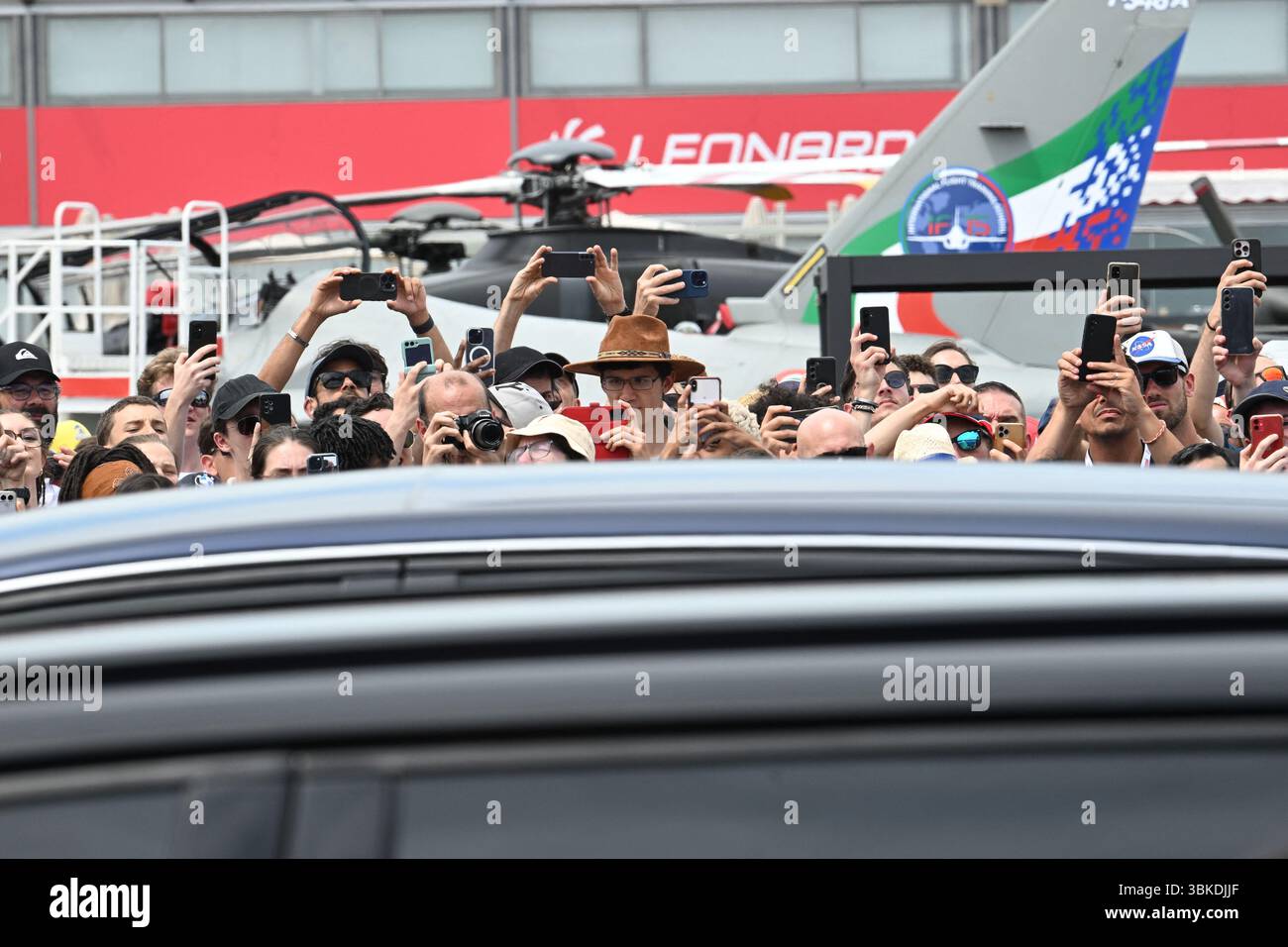 Il presidente Emmanuel Macron ha partecipato alla 55a edizione dell'International Paris Air Show (Salon International de l'aéronautique et de l'espace - SIAE) tenutasi presso l'aeroporto Paris-le Bourget, a nord di Parigi. Dopo aver visitato il padiglione dello Space Hub di Parigi, il presidente si è preso del tempo per salutare la folla. Ha poi visitato la tribuna Eutelsat e ha collegato dal vivo con l'astronauta Sophie Adenot di Houston. La visita si è conclusa con un discorso tenuto ai professionisti del settore aerospaziale e ai leader del settore. Le Bourget, Francia, il 20 giugno 2025. Foto di Jeanne Accorsini/Pool/ABACAPRESS.COM Foto Stock