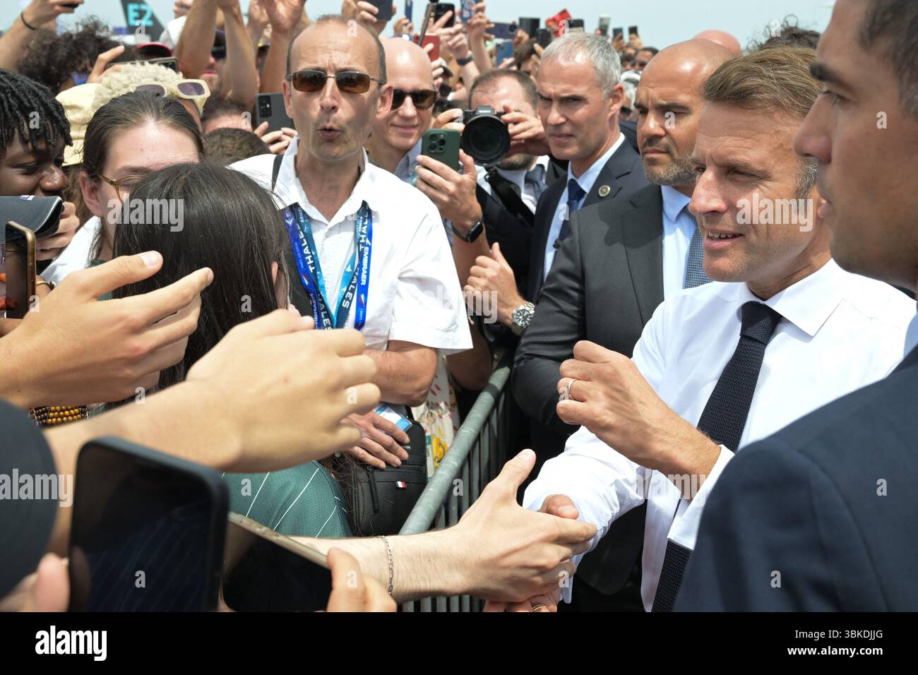 Il presidente Emmanuel Macron ha partecipato alla 55a edizione dell'International Paris Air Show (Salon International de l'aéronautique et de l'espace - SIAE) tenutasi presso l'aeroporto Paris-le Bourget, a nord di Parigi. Dopo aver visitato il padiglione dello Space Hub di Parigi, il presidente si è preso del tempo per salutare la folla. Ha poi visitato la tribuna Eutelsat e ha collegato dal vivo con l'astronauta Sophie Adenot di Houston. La visita si è conclusa con un discorso tenuto ai professionisti del settore aerospaziale e ai leader del settore. Le Bourget, Francia, il 20 giugno 2025. Foto di Jeanne Accorsini/Pool/ABACAPRESS.COM Foto Stock