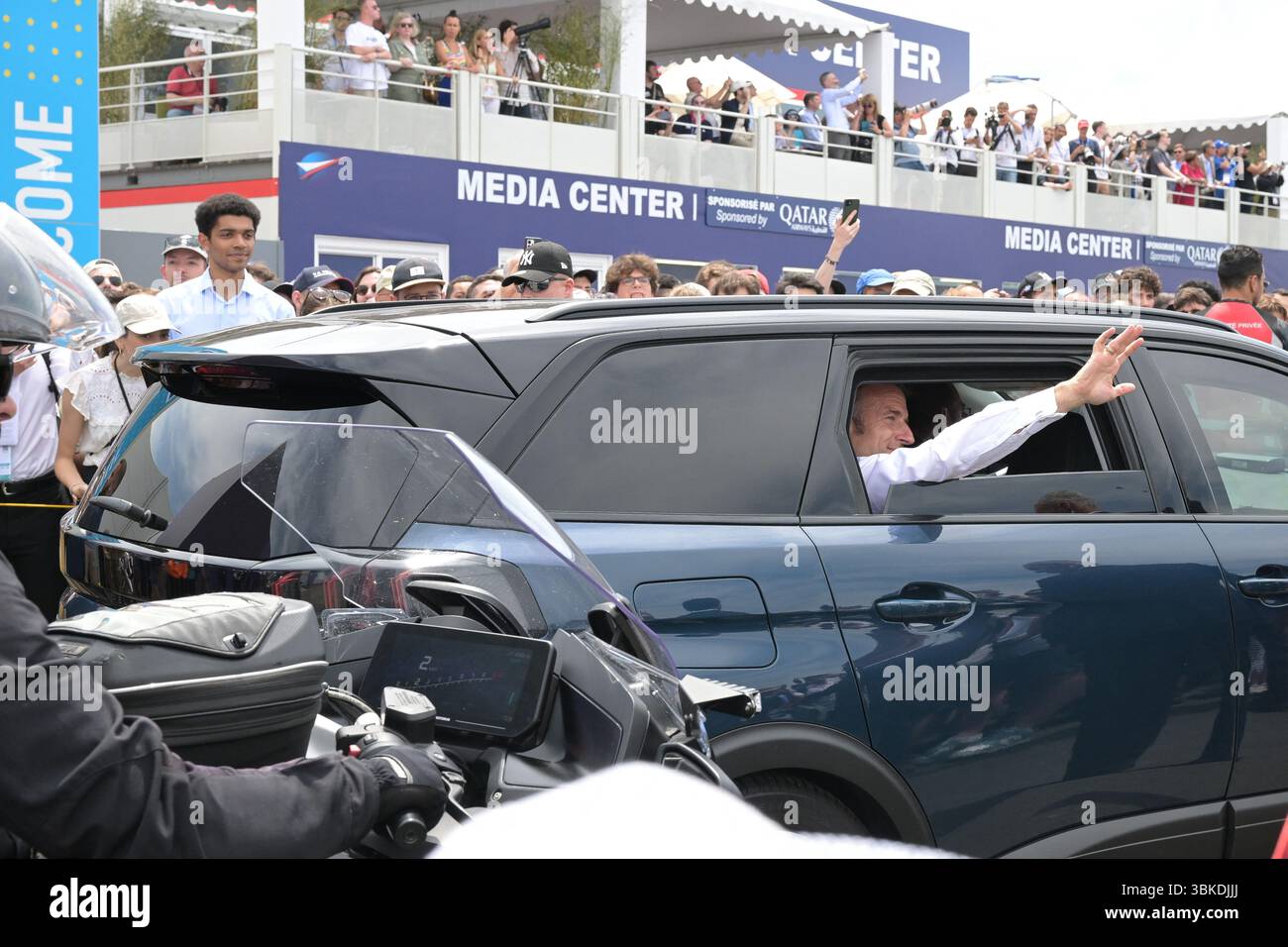 Il presidente Emmanuel Macron ha partecipato alla 55a edizione dell'International Paris Air Show (Salon International de l'aéronautique et de l'espace - SIAE) tenutasi presso l'aeroporto Paris-le Bourget, a nord di Parigi. Dopo aver visitato il padiglione dello Space Hub di Parigi, il presidente si è preso del tempo per salutare la folla. Ha poi visitato la tribuna Eutelsat e ha collegato dal vivo con l'astronauta Sophie Adenot di Houston. La visita si è conclusa con un discorso tenuto ai professionisti del settore aerospaziale e ai leader del settore. Le Bourget, Francia, il 20 giugno 2025. Foto di Jeanne Accorsini/Pool/ABACAPRESS.COM Foto Stock