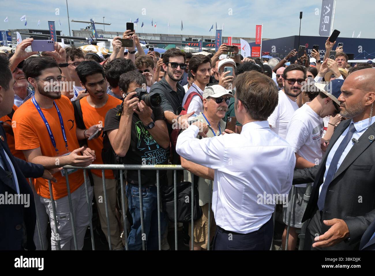 Il presidente Emmanuel Macron ha partecipato alla 55a edizione dell'International Paris Air Show (Salon International de l'aéronautique et de l'espace - SIAE) tenutasi presso l'aeroporto Paris-le Bourget, a nord di Parigi. Dopo aver visitato il padiglione dello Space Hub di Parigi, il presidente si è preso del tempo per salutare la folla. Ha poi visitato la tribuna Eutelsat e ha collegato dal vivo con l'astronauta Sophie Adenot di Houston. La visita si è conclusa con un discorso tenuto ai professionisti del settore aerospaziale e ai leader del settore. Le Bourget, Francia, il 20 giugno 2025. Foto di Jeanne Accorsini/Pool/ABACAPRESS.COM Foto Stock