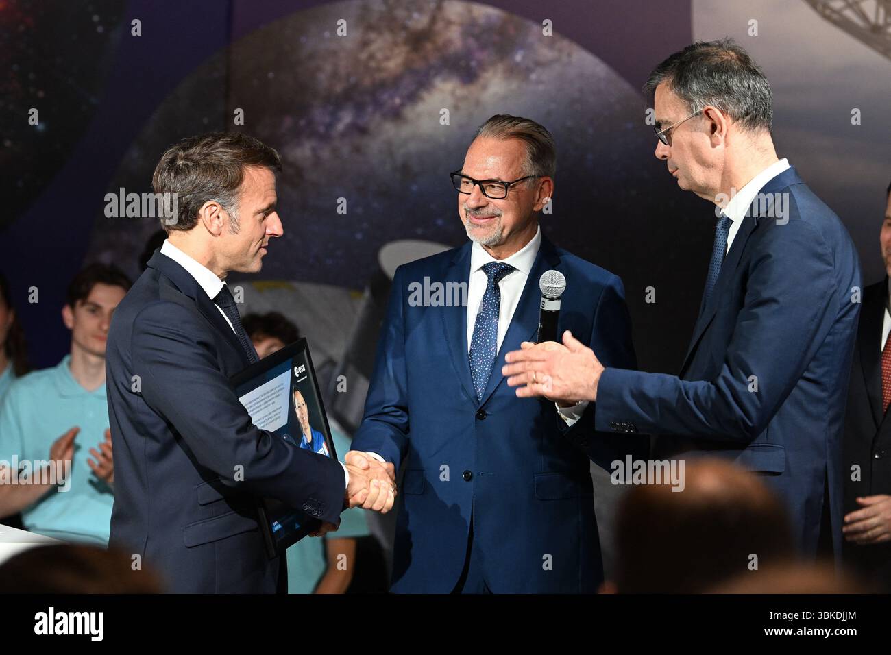 Il presidente Emmanuel Macron ha partecipato alla 55a edizione dell'International Paris Air Show (Salon International de l'aéronautique et de l'espace - SIAE) tenutasi presso l'aeroporto Paris-le Bourget, a nord di Parigi. All'arrivo, entra nel padiglione Paris Space Hub, visita lo stand Eutelsat e si connette dal vivo con l'astronauta Sophie Adenot di Houston. La visita si conclude con un discorso tenuto dal Presidente ai professionisti del settore aerospaziale e ai leader del settore. Le Bourget, Francia, il 20 giugno 2025. Foto di Jeanne Accorsini/Pool/ABACAPRESS.COM Foto Stock