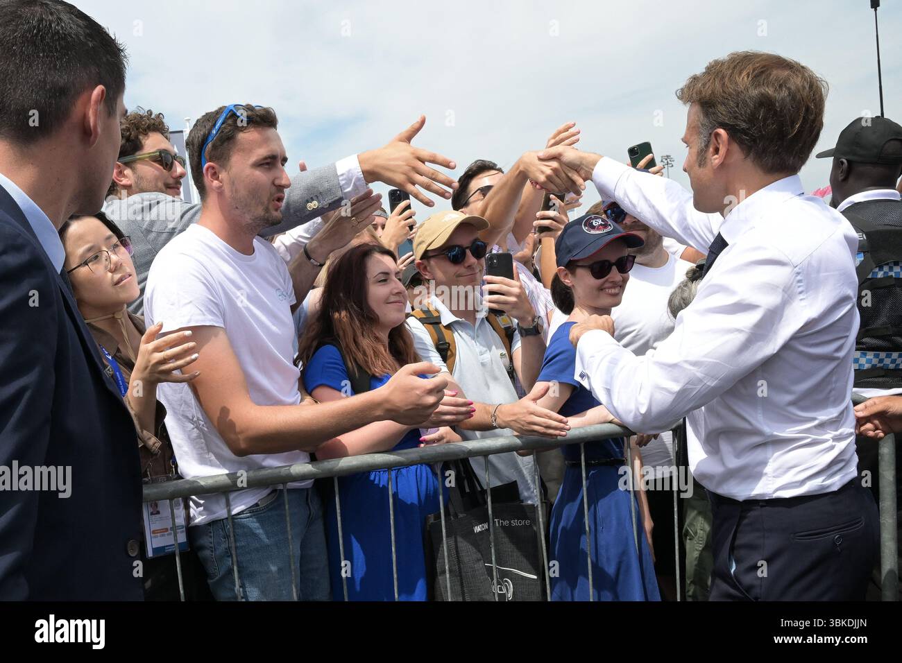 Il presidente Emmanuel Macron ha partecipato alla 55a edizione dell'International Paris Air Show (Salon International de l'aéronautique et de l'espace - SIAE) tenutasi presso l'aeroporto Paris-le Bourget, a nord di Parigi. Dopo aver visitato il padiglione dello Space Hub di Parigi, il presidente si è preso del tempo per salutare la folla. Ha poi visitato la tribuna Eutelsat e ha collegato dal vivo con l'astronauta Sophie Adenot di Houston. La visita si è conclusa con un discorso tenuto ai professionisti del settore aerospaziale e ai leader del settore. Le Bourget, Francia, il 20 giugno 2025. Foto di Jeanne Accorsini/Pool/ABACAPRESS.COM Foto Stock