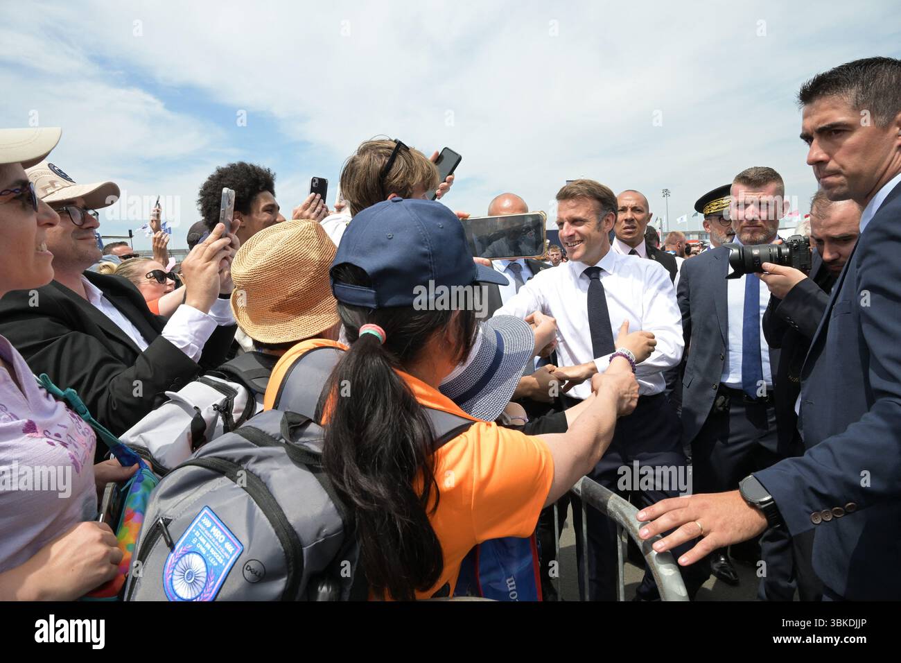 Il presidente Emmanuel Macron ha partecipato alla 55a edizione dell'International Paris Air Show (Salon International de l'aéronautique et de l'espace - SIAE) tenutasi presso l'aeroporto Paris-le Bourget, a nord di Parigi. Dopo aver visitato il padiglione dello Space Hub di Parigi, il presidente si è preso del tempo per salutare la folla. Ha poi visitato la tribuna Eutelsat e ha collegato dal vivo con l'astronauta Sophie Adenot di Houston. La visita si è conclusa con un discorso tenuto ai professionisti del settore aerospaziale e ai leader del settore. Le Bourget, Francia, il 20 giugno 2025. Foto di Jeanne Accorsini/Pool/ABACAPRESS.COM Foto Stock