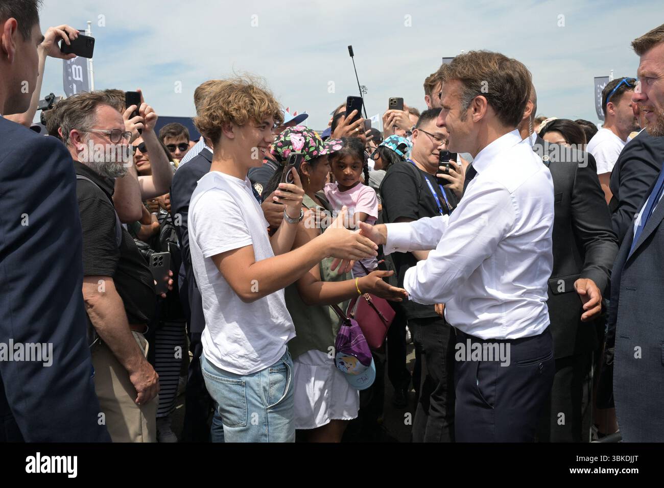 Il presidente Emmanuel Macron ha partecipato alla 55a edizione dell'International Paris Air Show (Salon International de l'aéronautique et de l'espace - SIAE) tenutasi presso l'aeroporto Paris-le Bourget, a nord di Parigi. Dopo aver visitato il padiglione dello Space Hub di Parigi, il presidente si è preso del tempo per salutare la folla. Ha poi visitato la tribuna Eutelsat e ha collegato dal vivo con l'astronauta Sophie Adenot di Houston. La visita si è conclusa con un discorso tenuto ai professionisti del settore aerospaziale e ai leader del settore. Le Bourget, Francia, il 20 giugno 2025. Foto di Jeanne Accorsini/Pool/ABACAPRESS.COM Foto Stock