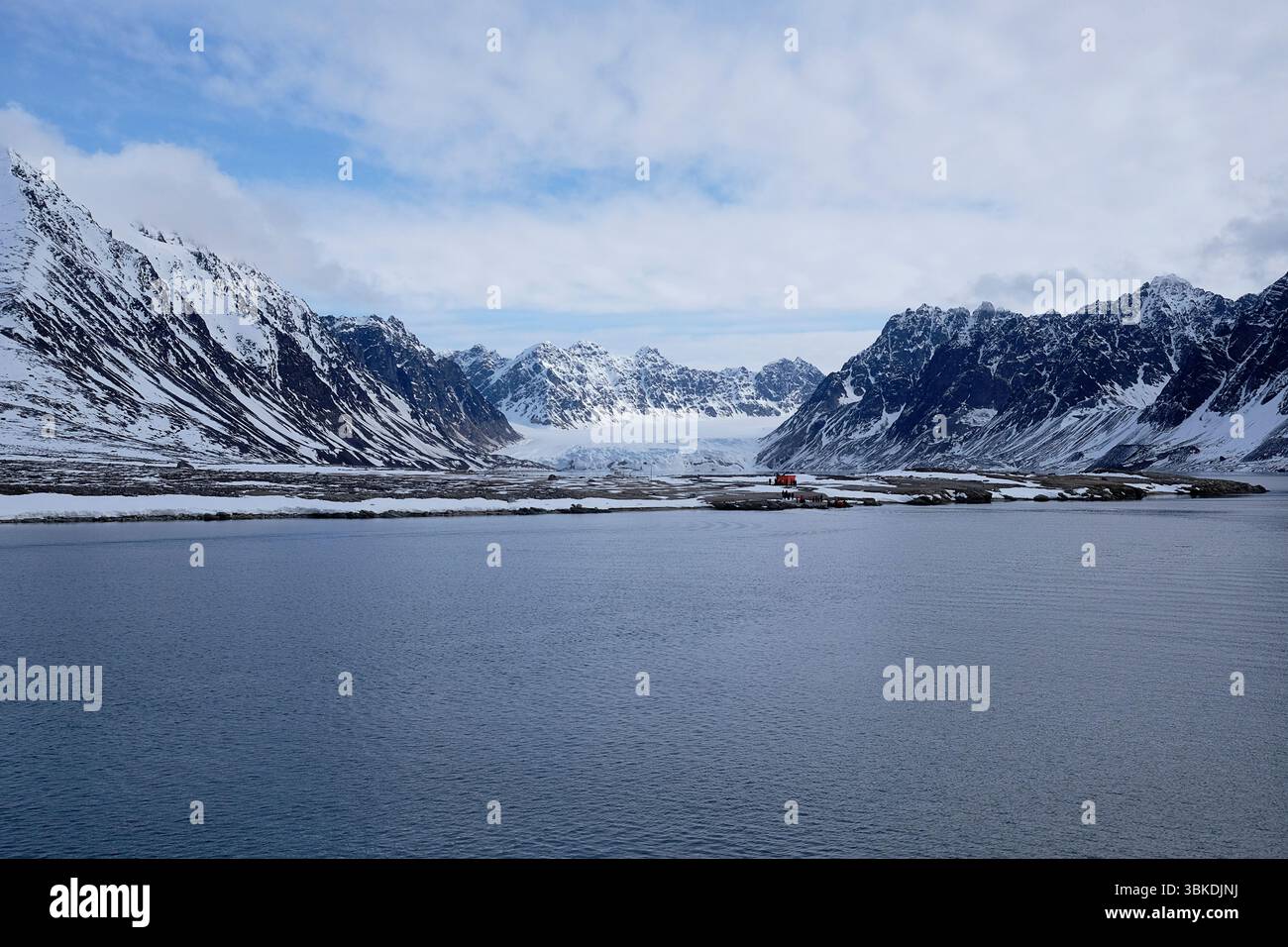Norvegia, Svalbard, Mollerfjorden. Turisti in visita a Lloyds Hotell. Ghiacciaio sullo sfondo Foto Stock