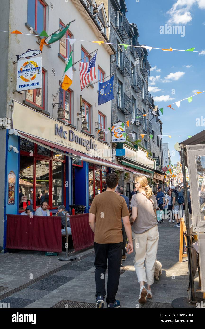 McDonagh's Fish and Chip Shop Building esterno a Galway, Irlanda, famoso ristorante Fish & Chip, foto di scorta Foto Stock