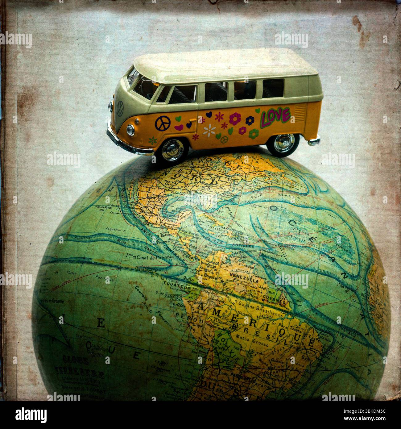 Un vibrante camper d'epoca con disegni floreali è arroccato su un globo, che rappresenta il desiderio di vagabondare e l'esplorazione globale in un modo stravagante Foto Stock