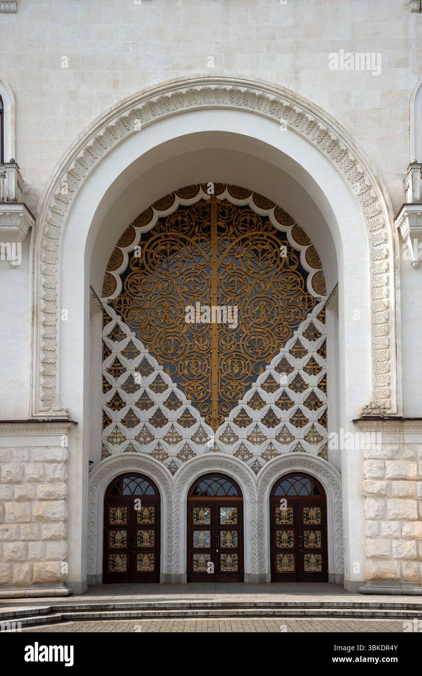 SUKHUM, ABKHAZIA - 17 MAGGIO 2025: Ingresso all'edificio del Teatro Nazionale ABKHAZIA intitolato a S. Chanba. Sukhum Foto Stock