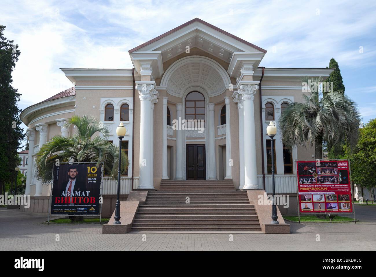 SUKHUM, ABKHAZIA - 17 MAGGIO 2025: L'edificio della Filarmonica di Stato Abkhaz prende il nome da R.D. Gumba. Sukhum Foto Stock