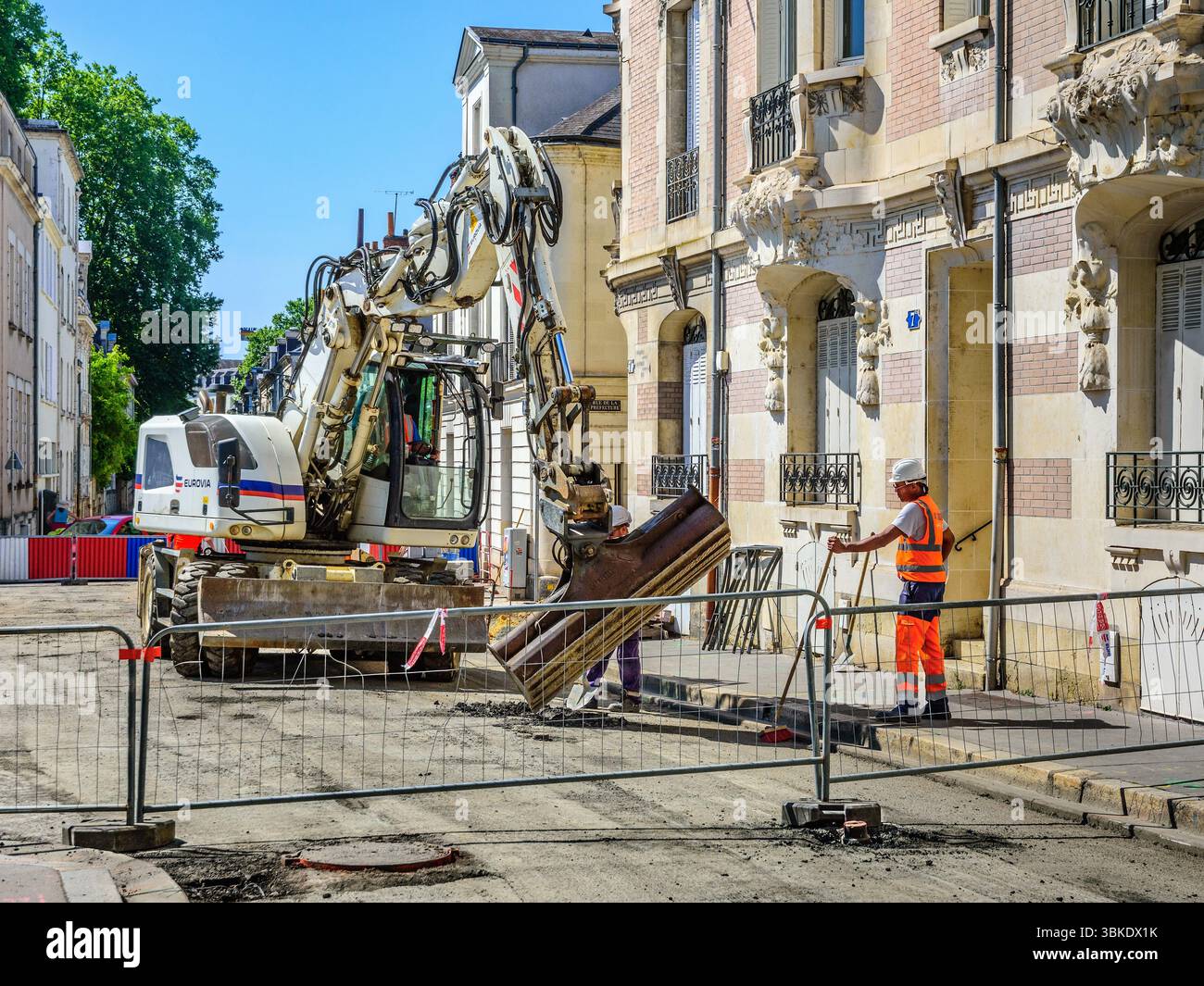 Escavatore mobile scavatore del gruppo contraente Eurovia che lavora sulla superficie stradale del centro città - Tours, Indre-et-Loire (37), Francia. Foto Stock