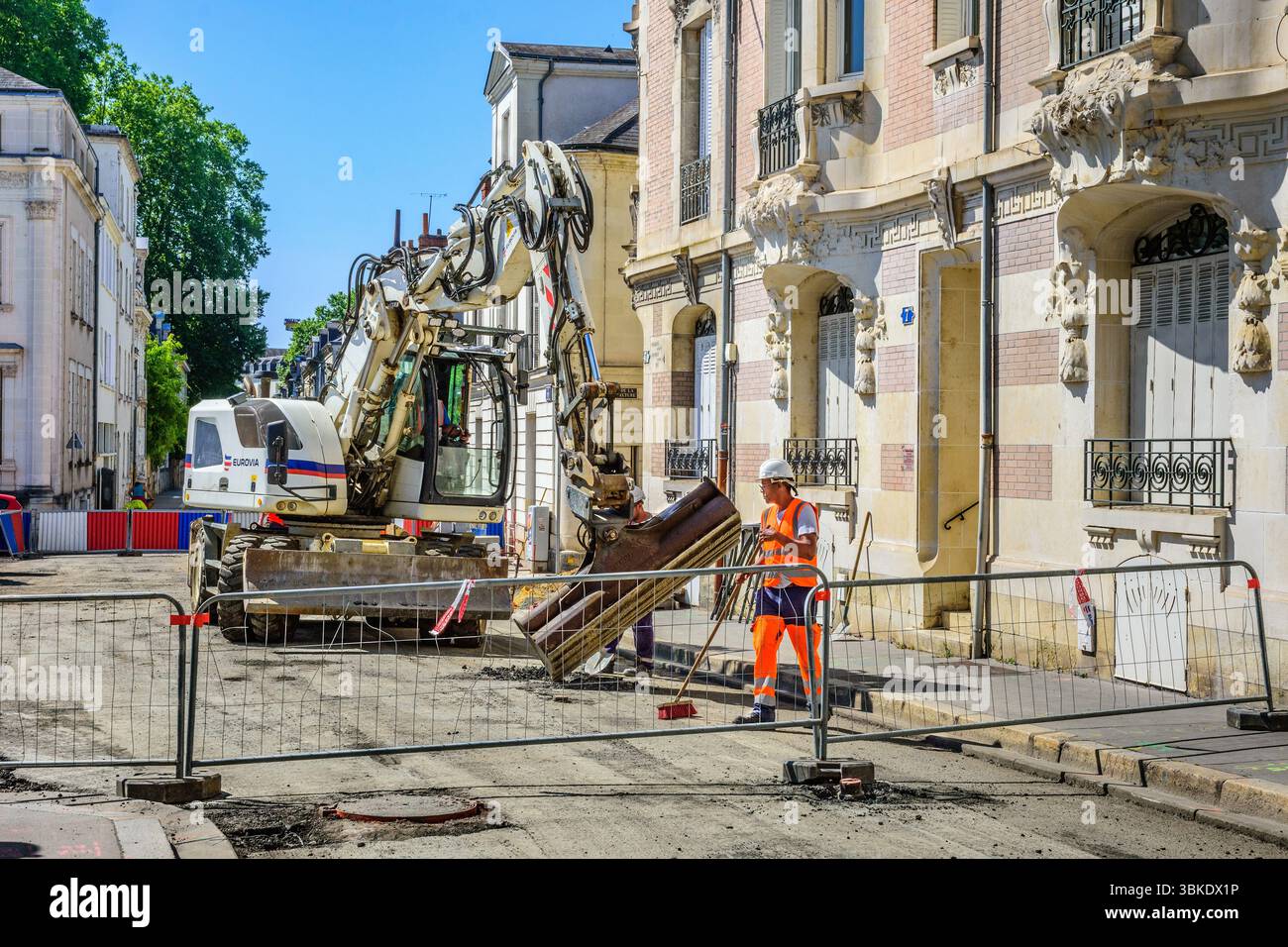 Escavatore mobile scavatore del gruppo contraente Eurovia che lavora sulla superficie stradale del centro città - Tours, Indre-et-Loire (37), Francia. Foto Stock