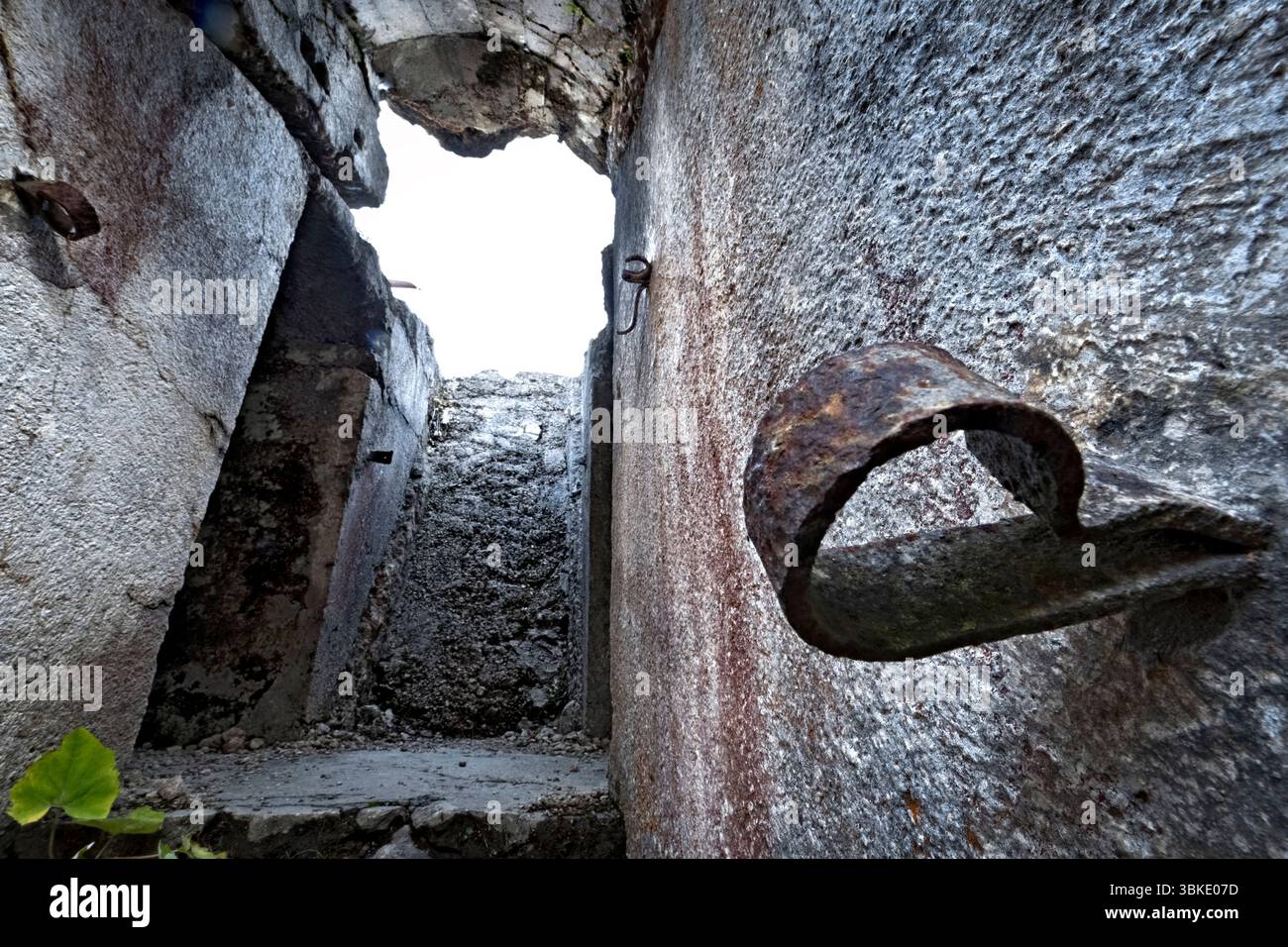 Forte Luserna, sito storico austro-ungarico della grande Guerra: Punto di osservazione centrale nel blocco batteria. Luserna, Trentino, Italia. Foto Stock