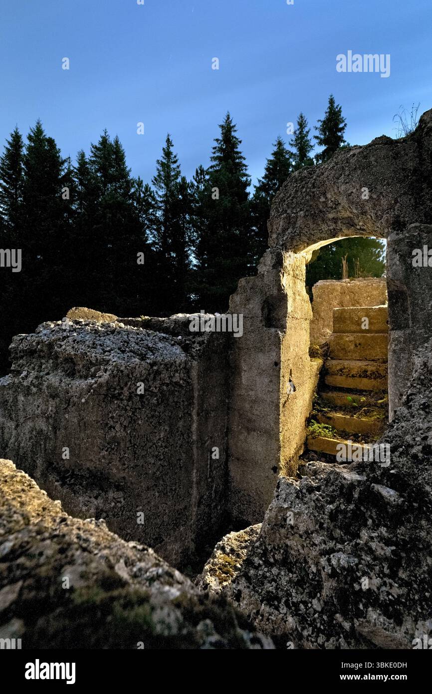 Forte Luserna, sito storico austro-ungarico della grande Guerra: Resti del posto di osservazione blindato sulla sinistra. Luserna, Trentino, Italia. Foto Stock