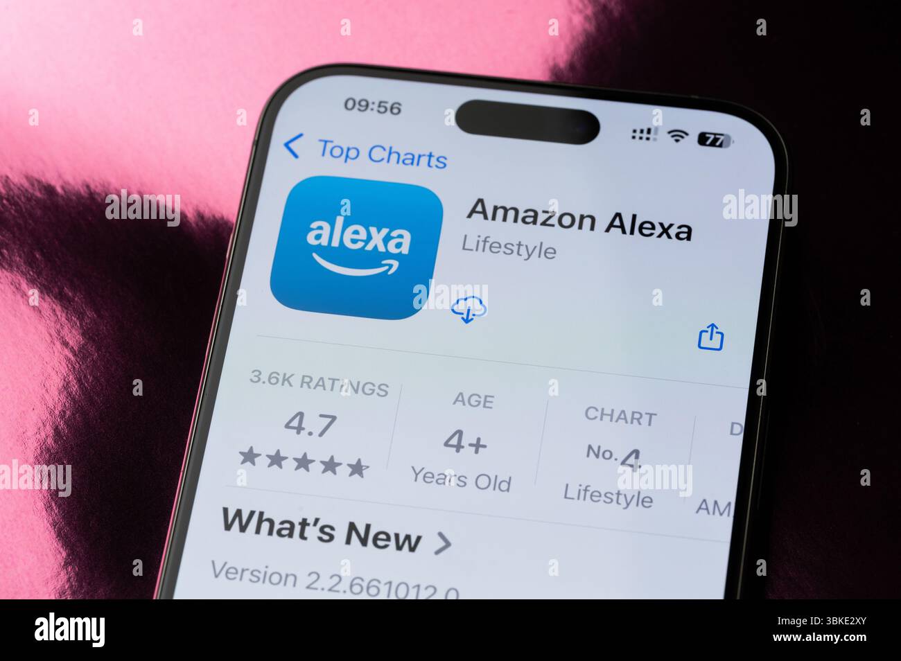 New York, USA - 22 maggio 2025: Classificazione delle applicazioni mobili Amazon Alexa sullo schermo dello smartphone Vista macro ravvicinata Foto Stock