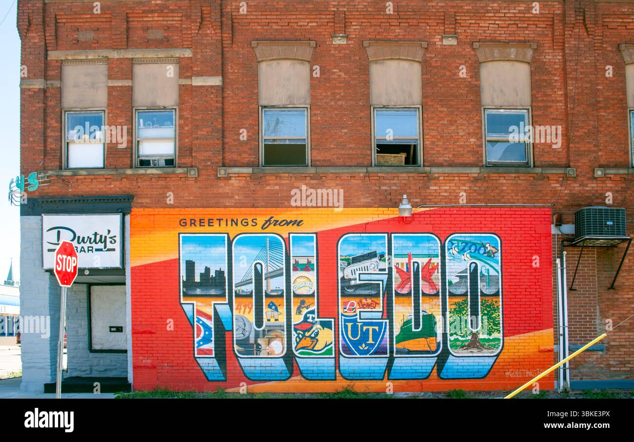 Murale "Greetings from Toledo, Ohio", colorata Street art in stile cartolina che celebra le icone della città e l'orgoglio del Midwest. Foto Stock