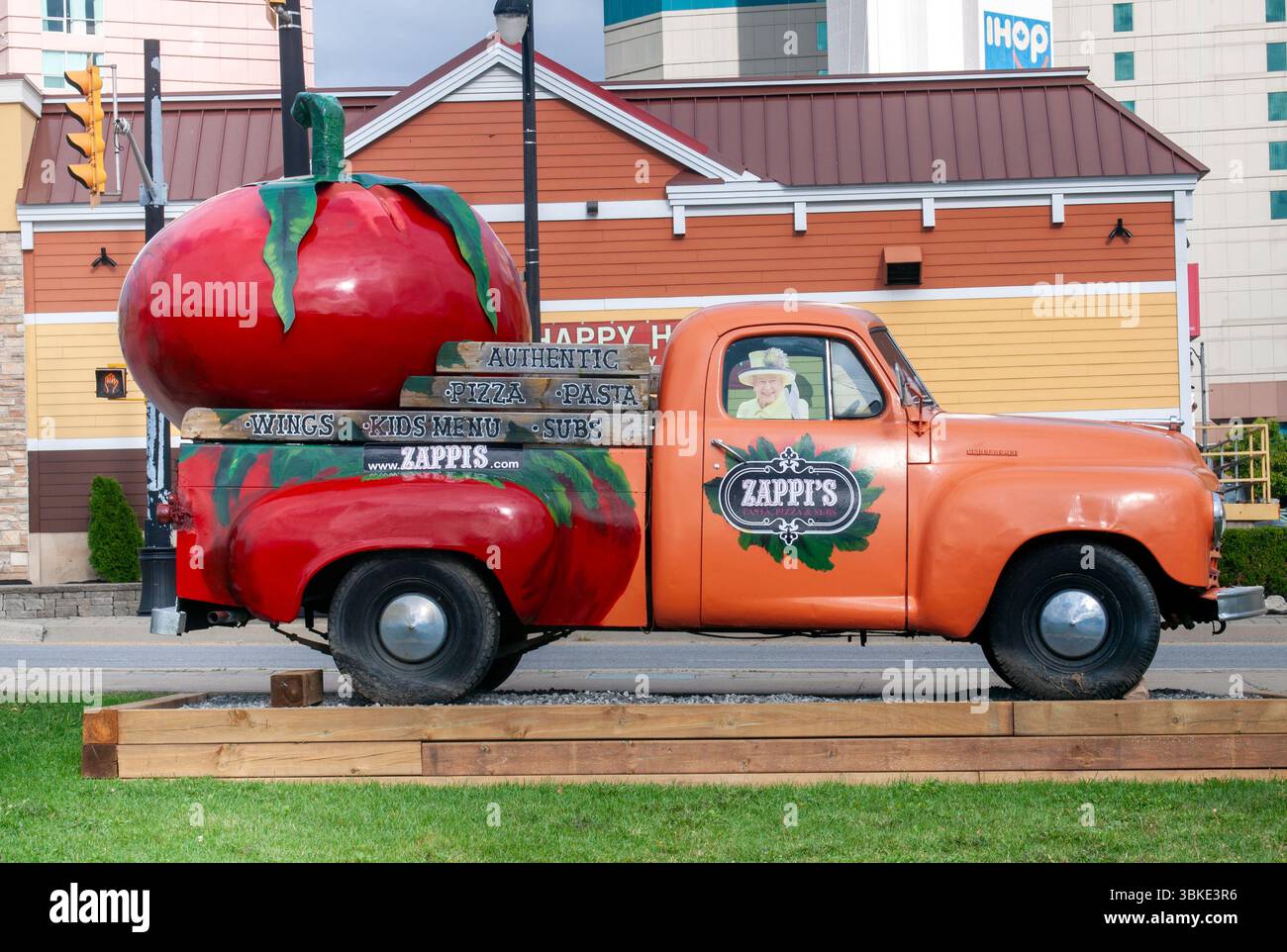 Pomodoro gigante su un camion d'epoca a Niagara Falls, Ontario, una succosa attrazione a bordo strada che celebra i prodotti locali con gusto. Foto Stock