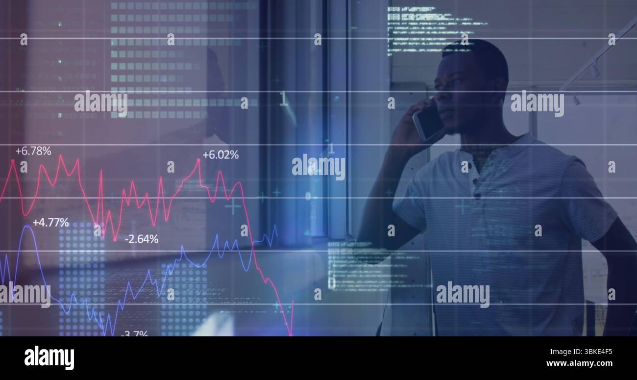 Uomo parlante in camicia a manica corta che usa lo smartphone in ufficio con grafici di scorta su vetro, spazio per copie Foto Stock