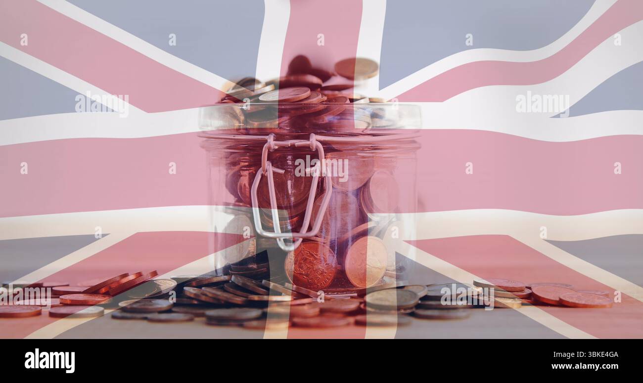 Vaso in vetro che contiene monete assortite su un piano in legno, con copertura bandiera Union Jack Foto Stock