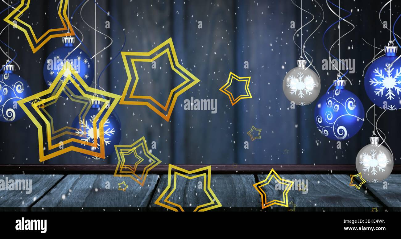 Decori sospesi sopra il palco con baule blu e baule argentate e contorni a stella Foto Stock