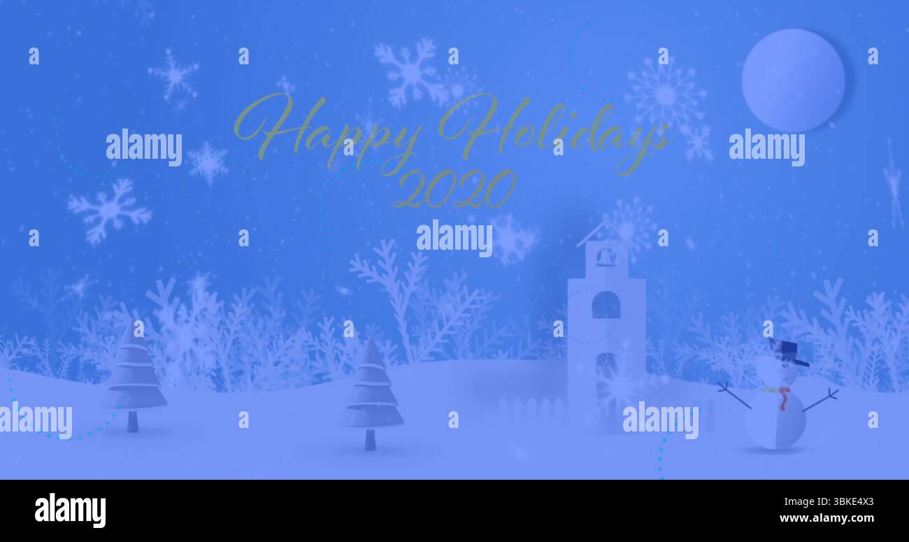 Pupazzo di neve che indossa cappello e sciarpa in piedi su una collina innevata vicino alla torre sotto la luna, copia spazio Foto Stock