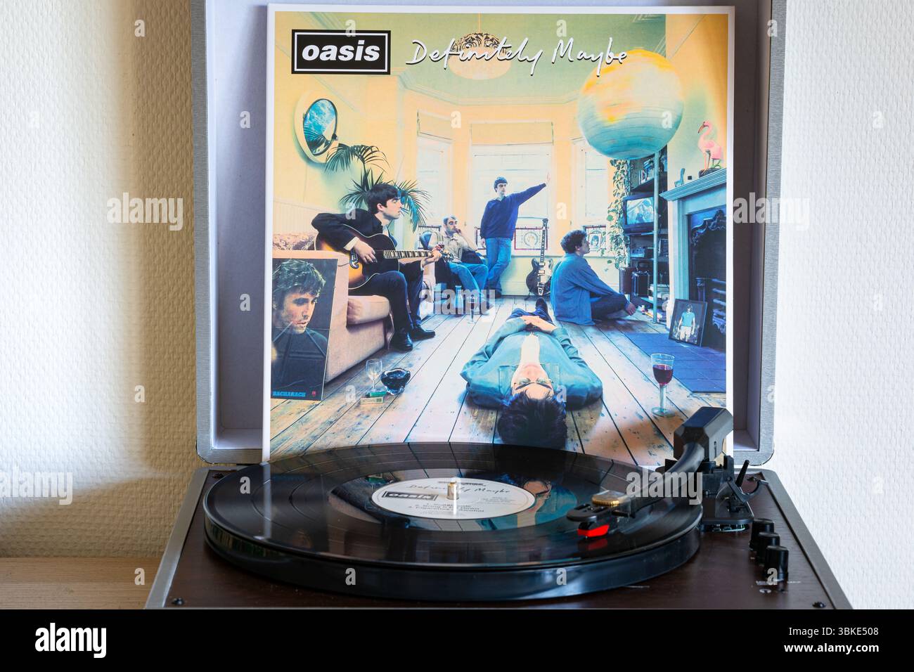 Registratore con registrazione dall'album ¨Definitety Maybe¨, della rock band Oasis. Copertina dell'album sullo sfondo. Foto Stock