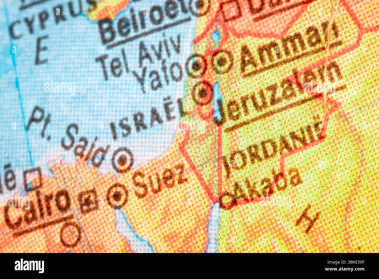 Parte di un globo illuminato che raffigura il paese di Israele e i paesi vicini Foto Stock