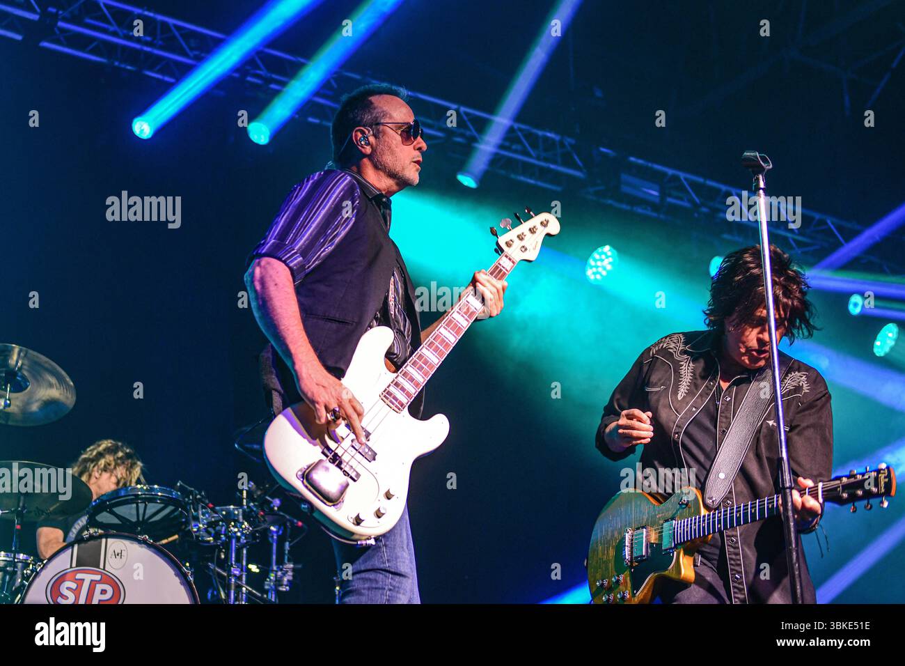 Stone Temple Pilots (Robert DeLeo, basso; Dean DeLeo, chitarra; Eric Kretz, batteria), si esibisce dal vivo a Estadio Obras, Buenos Aires (Argentina). Foto Stock