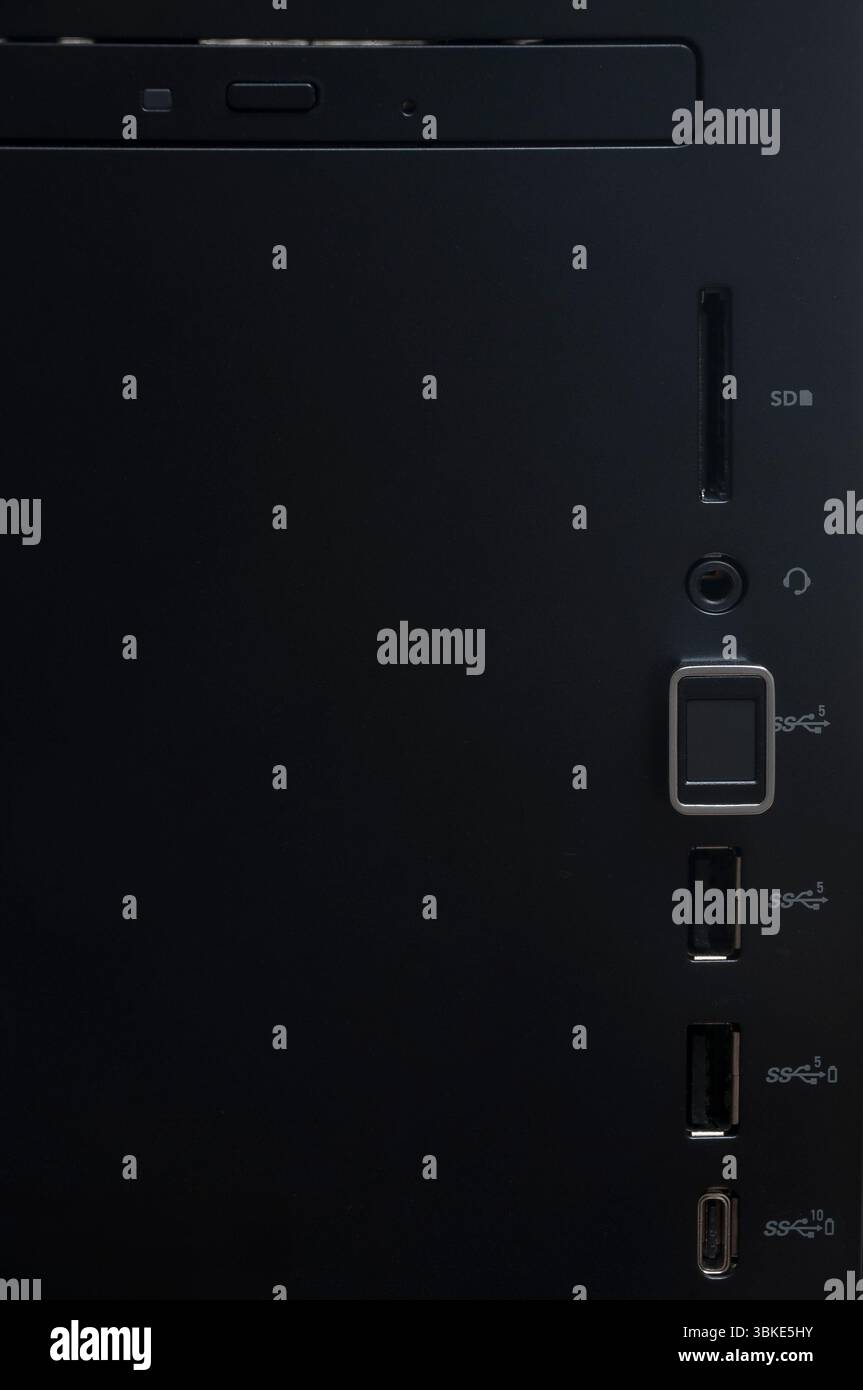 Dongle per scanner di impronte digitali USB accessorio per la sicurezza di computer e file. Il dongle è collegato alla porta USB sulla parte anteriore del computer desktop. Foto Stock