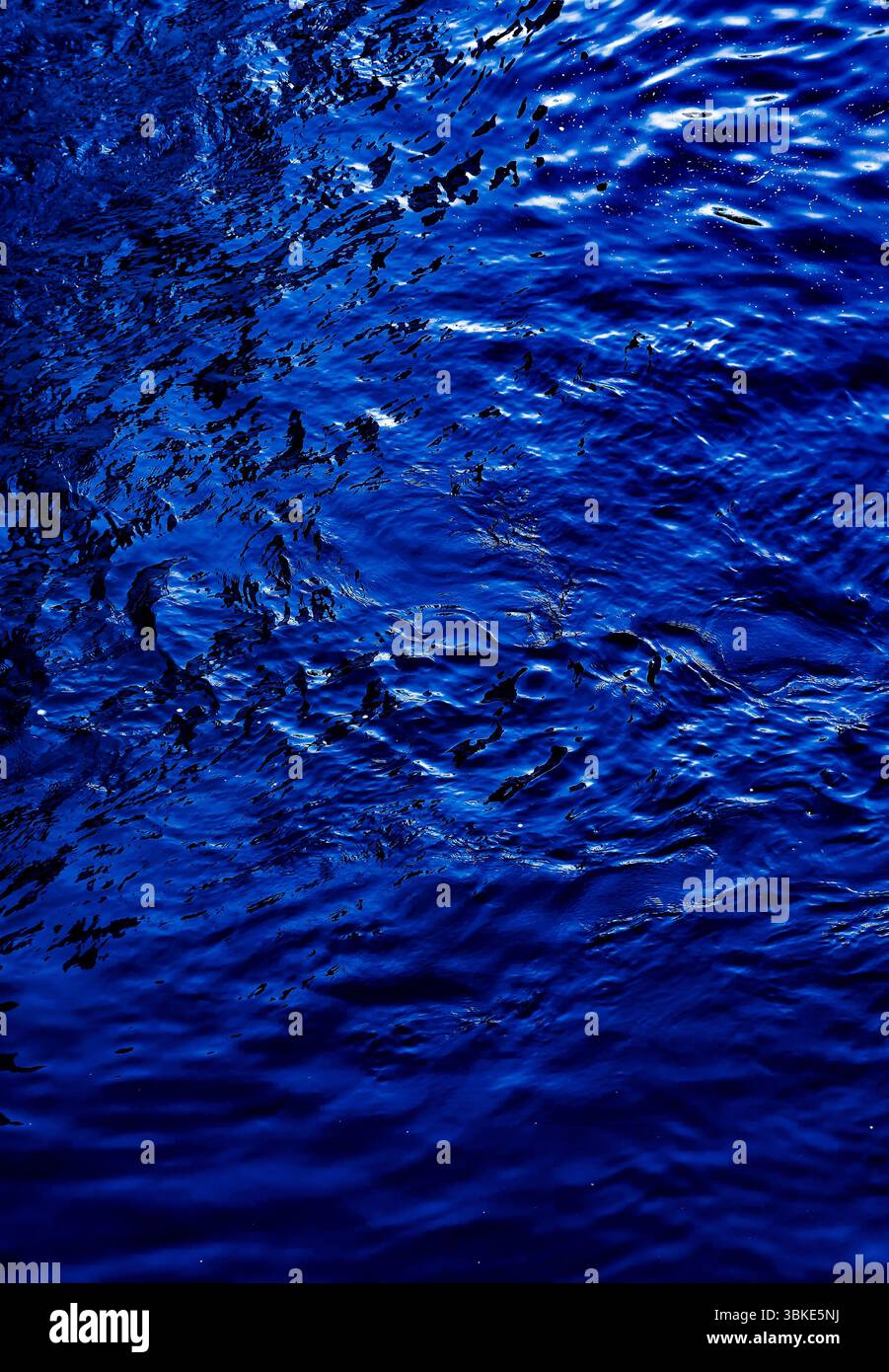 Accattivante Ripples of Deep Blue Water, Un affascinante sfondo naturale astratto per espressione artistica, perfetto per eleganti decorazioni, design creativi e arte murale, che offre una serenità senza tempo Foto Stock