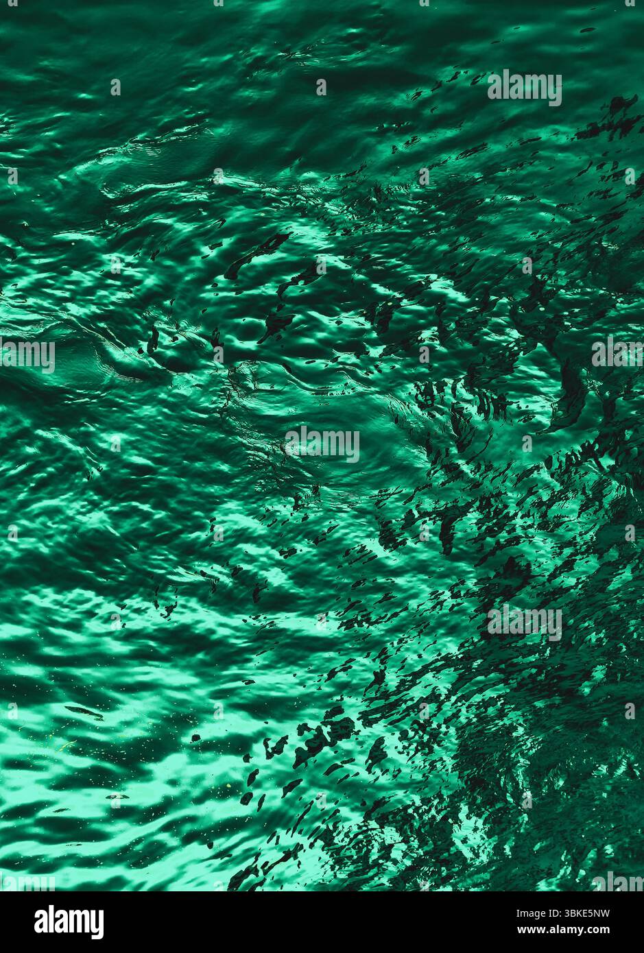 Incantevoli increspature di acqua verde smeraldo, Uno splendido sfondo naturale astratto per ispirazione artistica, ideale per eleganti arredi per la casa, moderne pareti Art e design creativi che offrono una bellezza serena Foto Stock