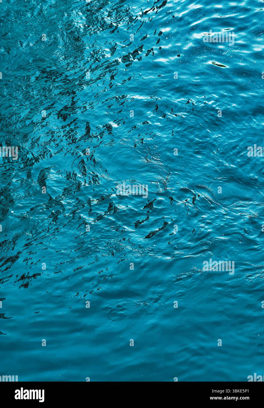 Squisiti Ripples of Turquoise Water, Un accattivante sfondo naturale astratto per creazioni artistiche, perfetto per arredamenti sofisticati, arte murale moderna e design innovativi Foto Stock