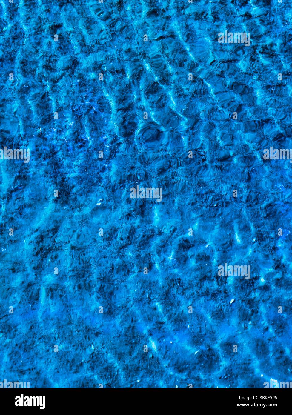 Ripples mozzafiato of Vibrant Blue Water, Un affascinante sfondo naturale astratto per la visione artistica, perfetto per eleganti arredi per la casa, moderna arte murale e design creativi Foto Stock